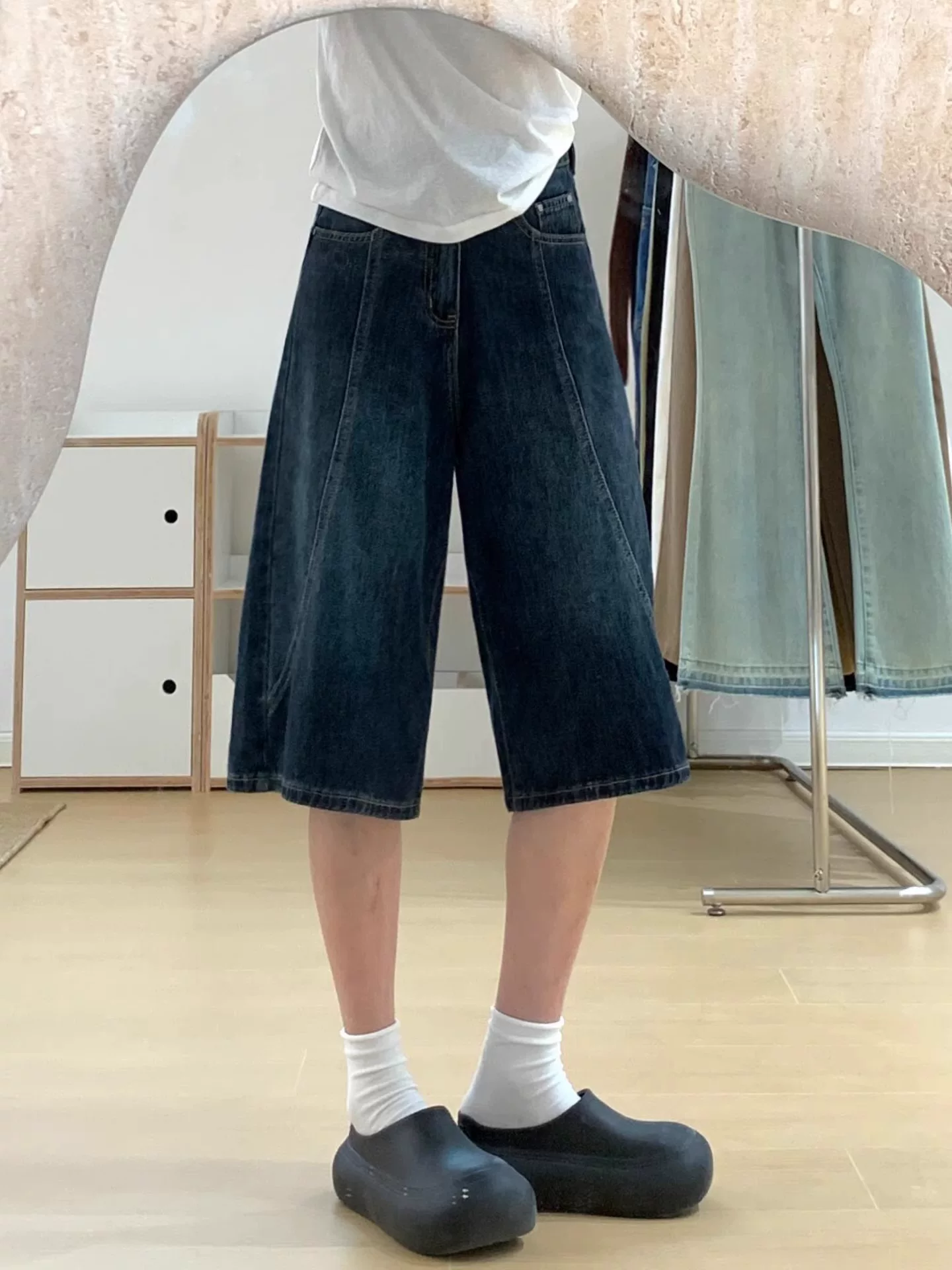 Quần short denim màu xanh đậm dành cho nữ, kiểu dáng mùa hè mới, cỡ lớn, lưng cao, dáng rộng, che hông, giảm béo, quần ống rộng cắt ngắn.