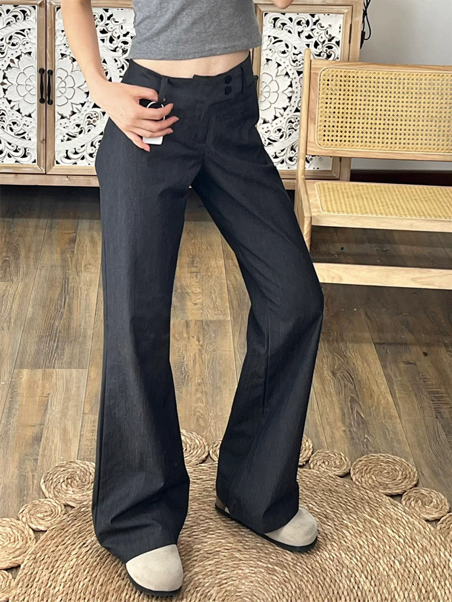 Quần âu màu xám cổ điển dành cho nữ, phong cách đầu thu, cỡ lớn, lưng thấp, dáng rộng, tôn dáng, hơi loe, quần ống rộng dài chấm đất, phong cách thường ngày.