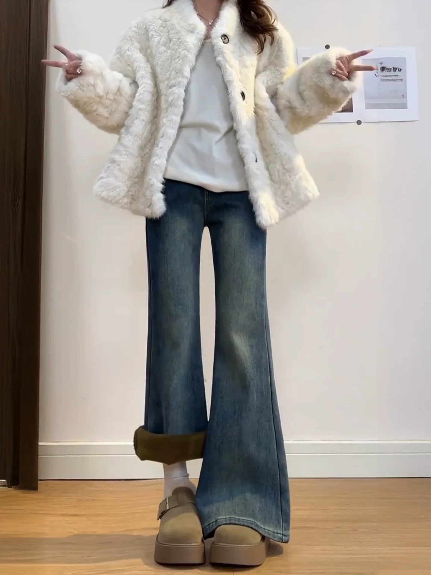 Quần jeans nữ ống loe cạp cao vintage mùa đông 2025, size lớn, lót lông dày, co giãn, che hông, tôn dáng, kiểu chuông