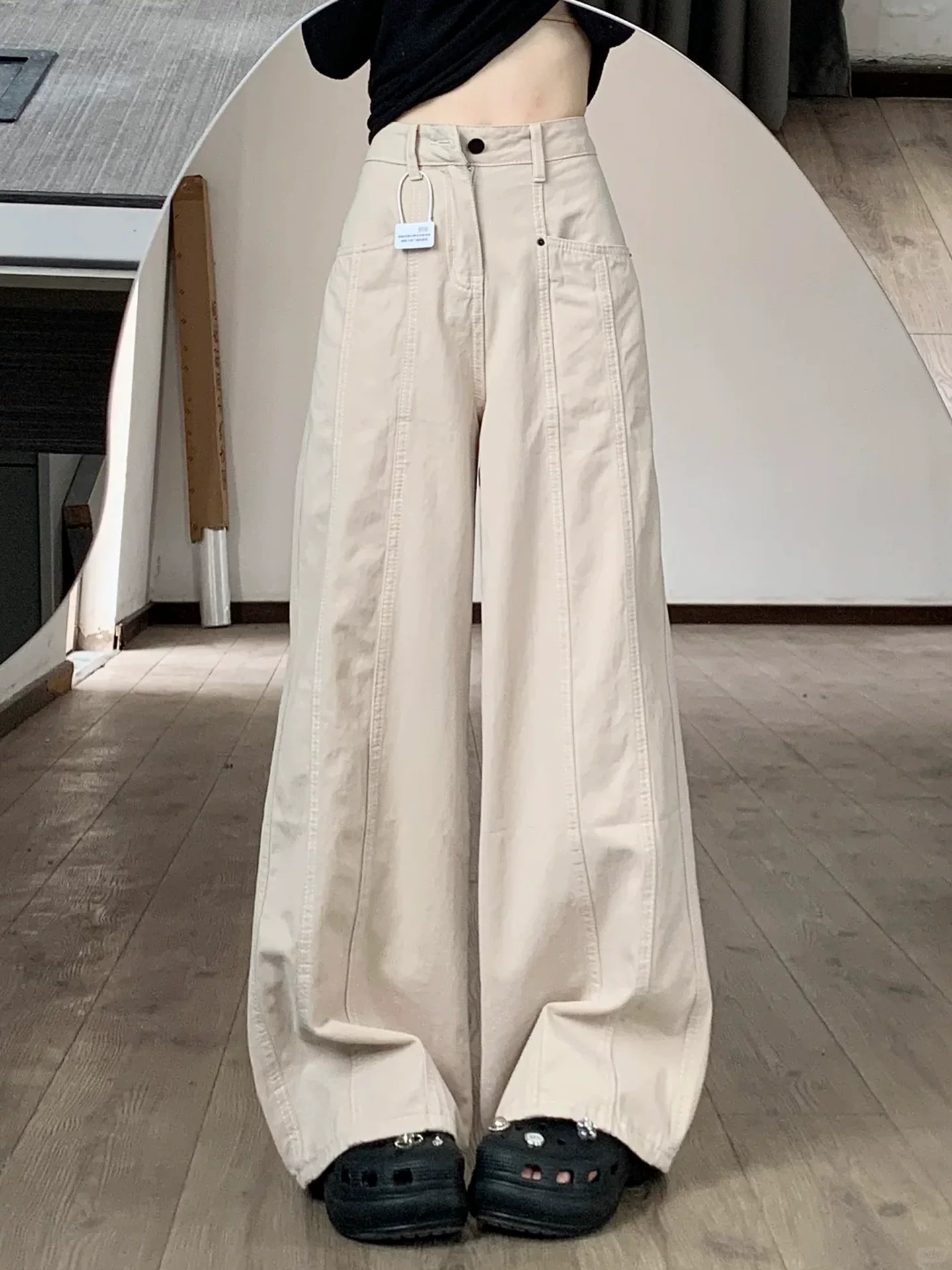 Quần jeans nữ ống rộng lưng cao, kiểu dáng xuông rộng, chất liệu mềm mại, tôn dáng cho người có thân hình quả lê, size lớn mùa thu.