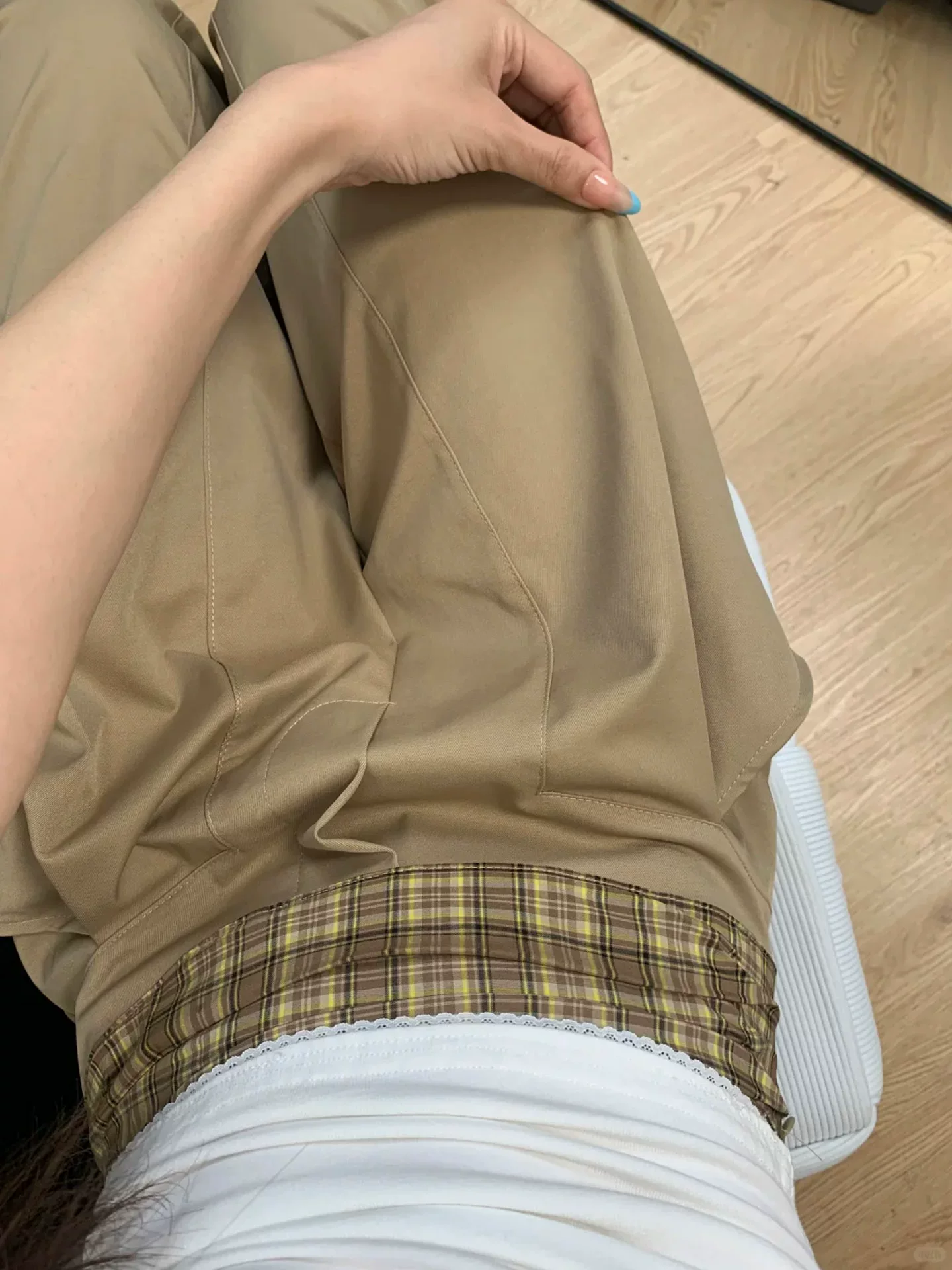 Quần ống rộng kẻ sọc kaki dành cho nữ, phong cách mới đầu thu, cỡ lớn, lưng cao, dáng rộng, dáng suông, quần ống đứng thông thường.