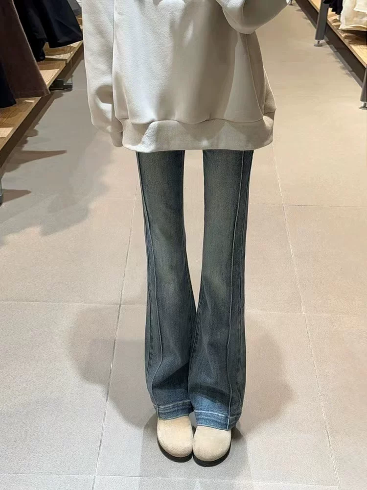 Quần jean micro-flared màu xanh cổ điển dành cho nữ, phong cách đầu xuân, cỡ lớn, lưng cao, co giãn, che hông, quần jean kiểu móng ngựa giúp thon gọn