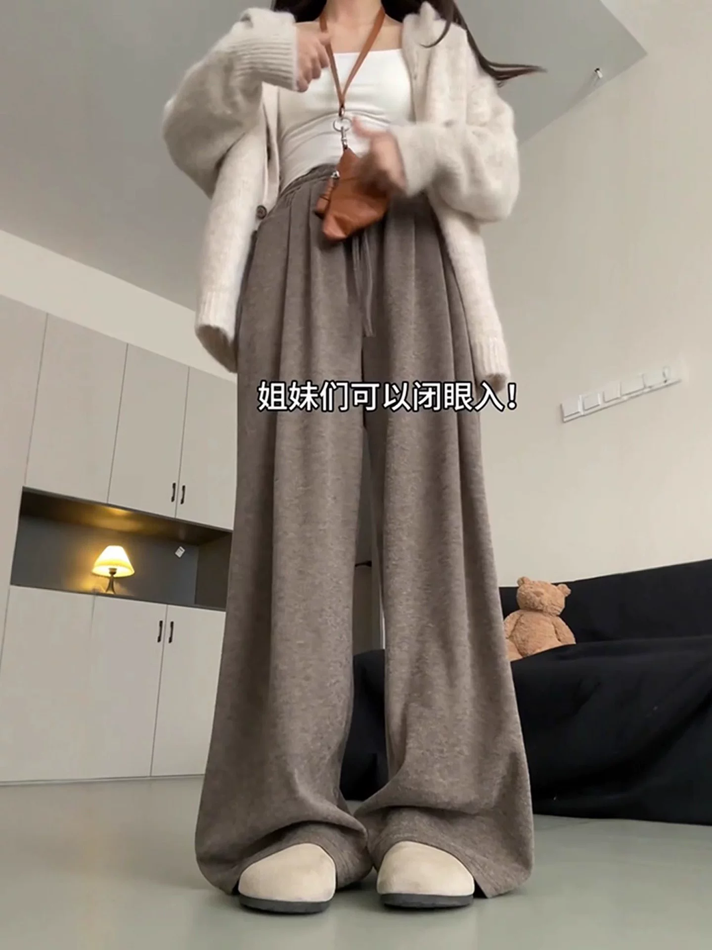 Quần gạo nếp màu cà phê phong cách lười biếng và thoải mái dành cho nữ, mùa thu đông, cỡ lớn, lưng cao, giảm béo, lót lông cừu, quần ống rộng thông thường.