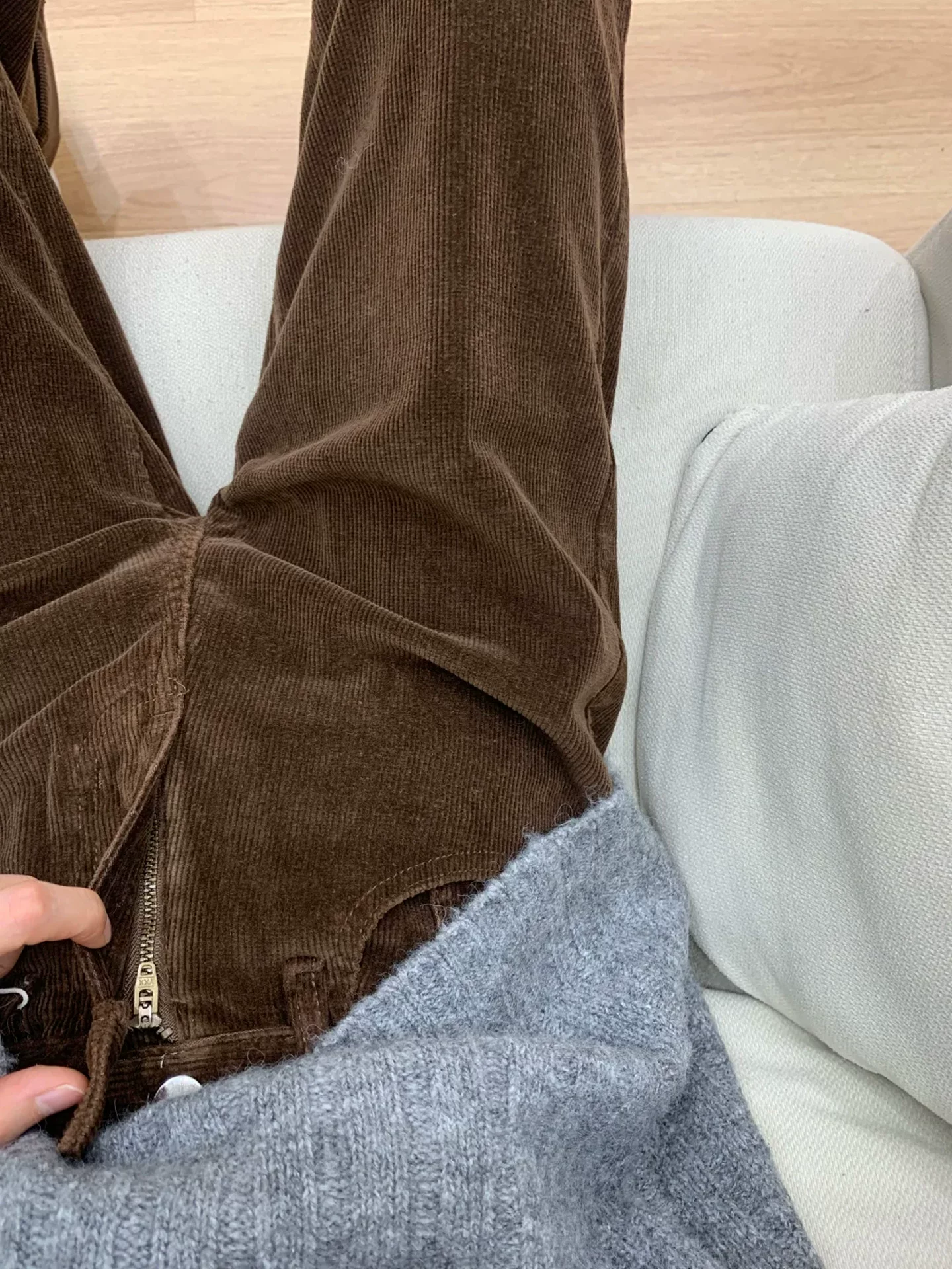 Quần âu nữ ống đứng chất liệu nhung tăm lót lông dày màu cà phê, mùa đông, size lớn, cạp cao, dáng rộng, chất liệu mềm mại.