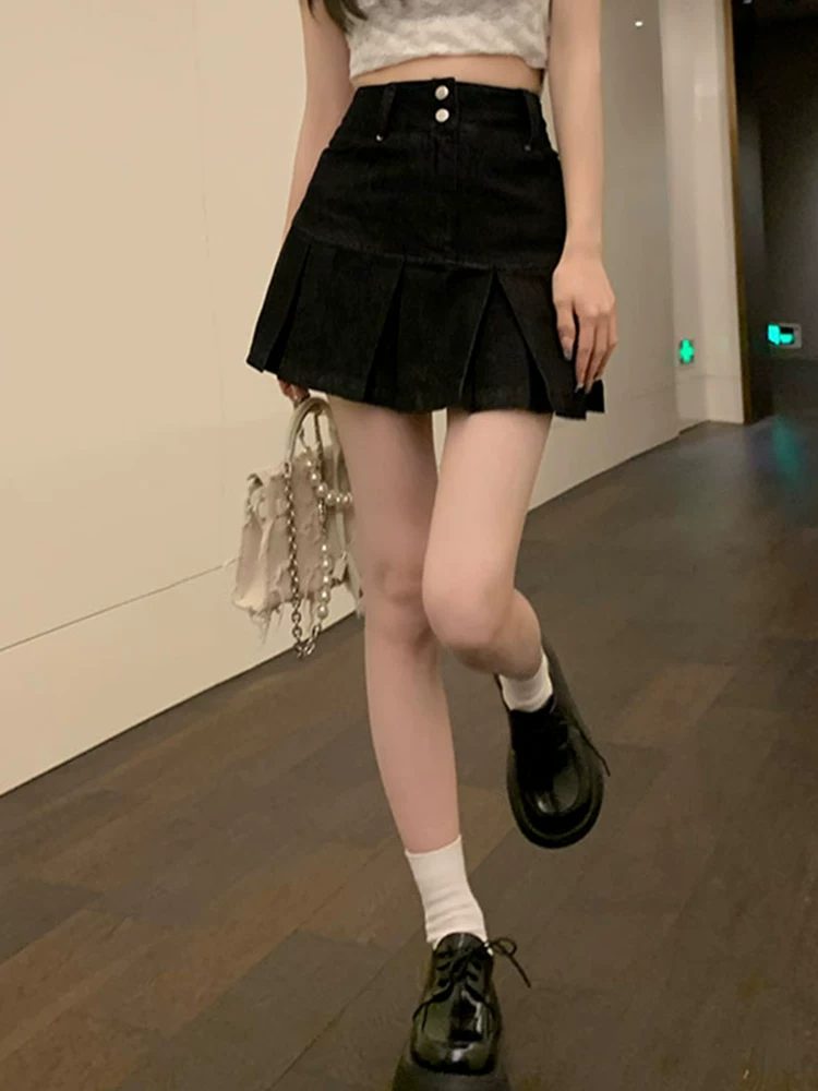 Cô gái hơi mũm mĩm mặc váy denim nửa thân, váy xếp ly cao eo dành cho nữ mùa hè, size lớn, che hông và giúp bạn trông thon gọn hơn.