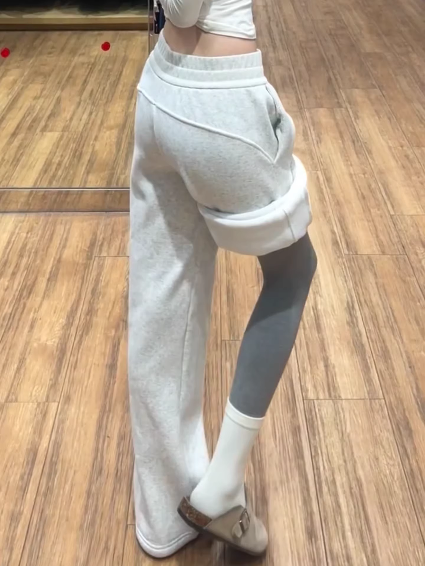 Quần jogger nữ lót lông cừu, dáng ôm, thu đông 2025, size lớn, cạp cao, phong cách thường ngày, dáng nhỏ nhắn, ống thẳng, ống rộng.