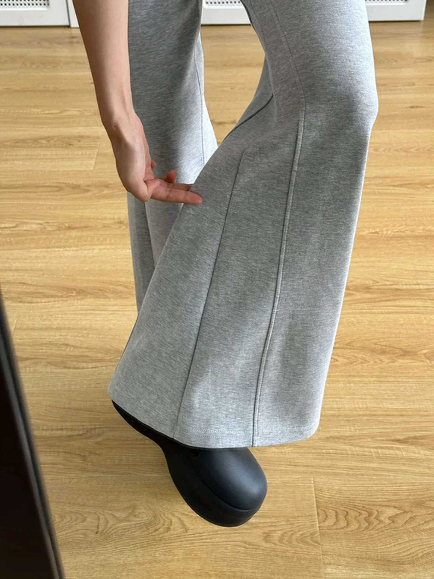 Quần jogger màu xám dáng rộng dành cho nữ, thu đông 2025, size lớn, chất liệu nỉ dày, phong cách thể thao, năng động.