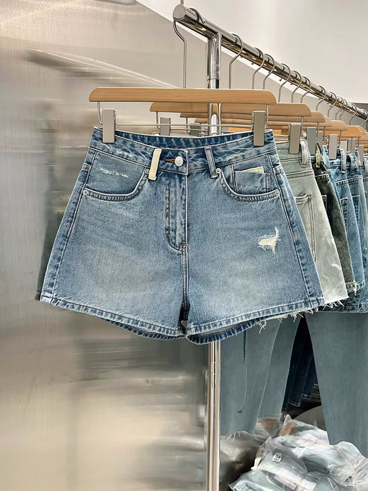 Quần short denim rách màu xanh nhạt dành cho nữ, kiểu dáng mỏng mùa hè, cỡ lớn, lưng cao, dáng rộng, quần ống rộng chữ A tôn dáng.