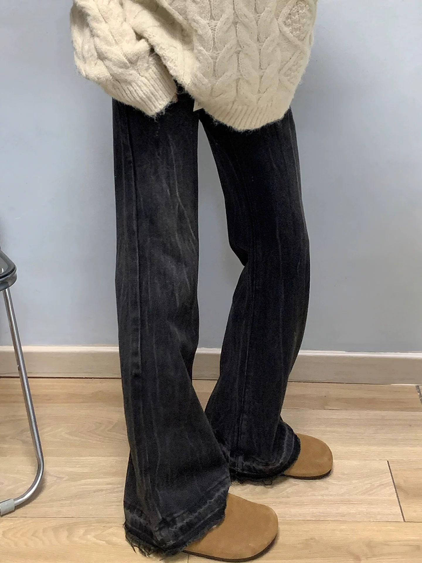 Quần jeans đen xám dáng loe nữ, thu đông 2025, size lớn, cạp cao, rộng rãi, tôn dáng, không bó sát, kiểu bootcut.