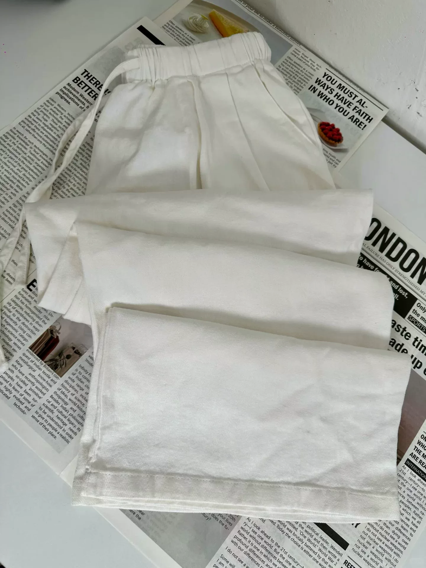 Quần vải lanh cotton trắng dành cho nữ, kiểu dáng mỏng mùa hè 2025, size lớn, cạp cao, chất liệu mềm mại, tôn dáng, quần ống rộng chất liệu lanh lụa mát.