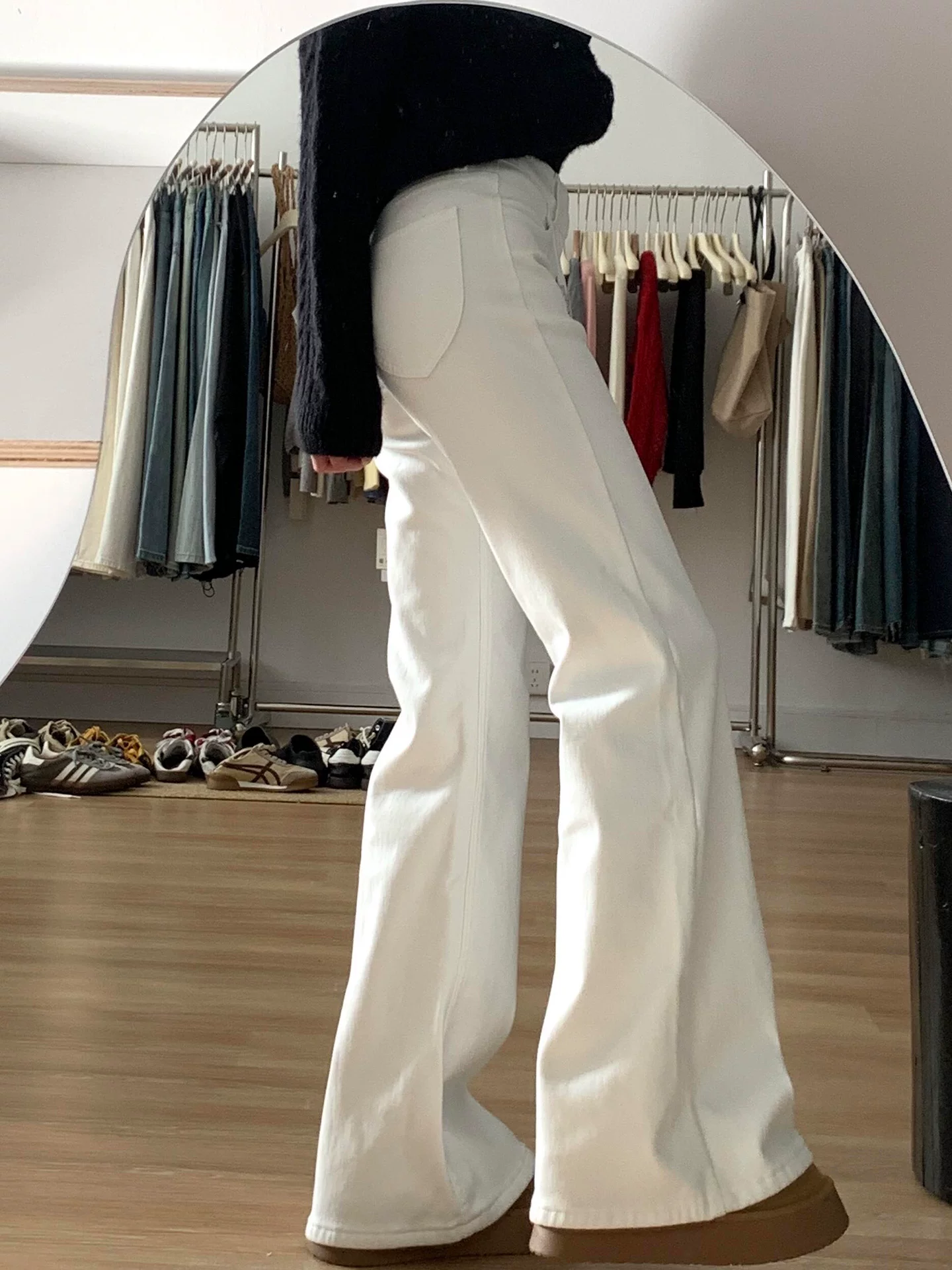 Quần jean ống loe cạp cao màu kaki dành cho nữ, kiểu dáng mùa thu mới, cỡ lớn, rộng rãi và mềm mại, quần ống chuông tôn dáng.