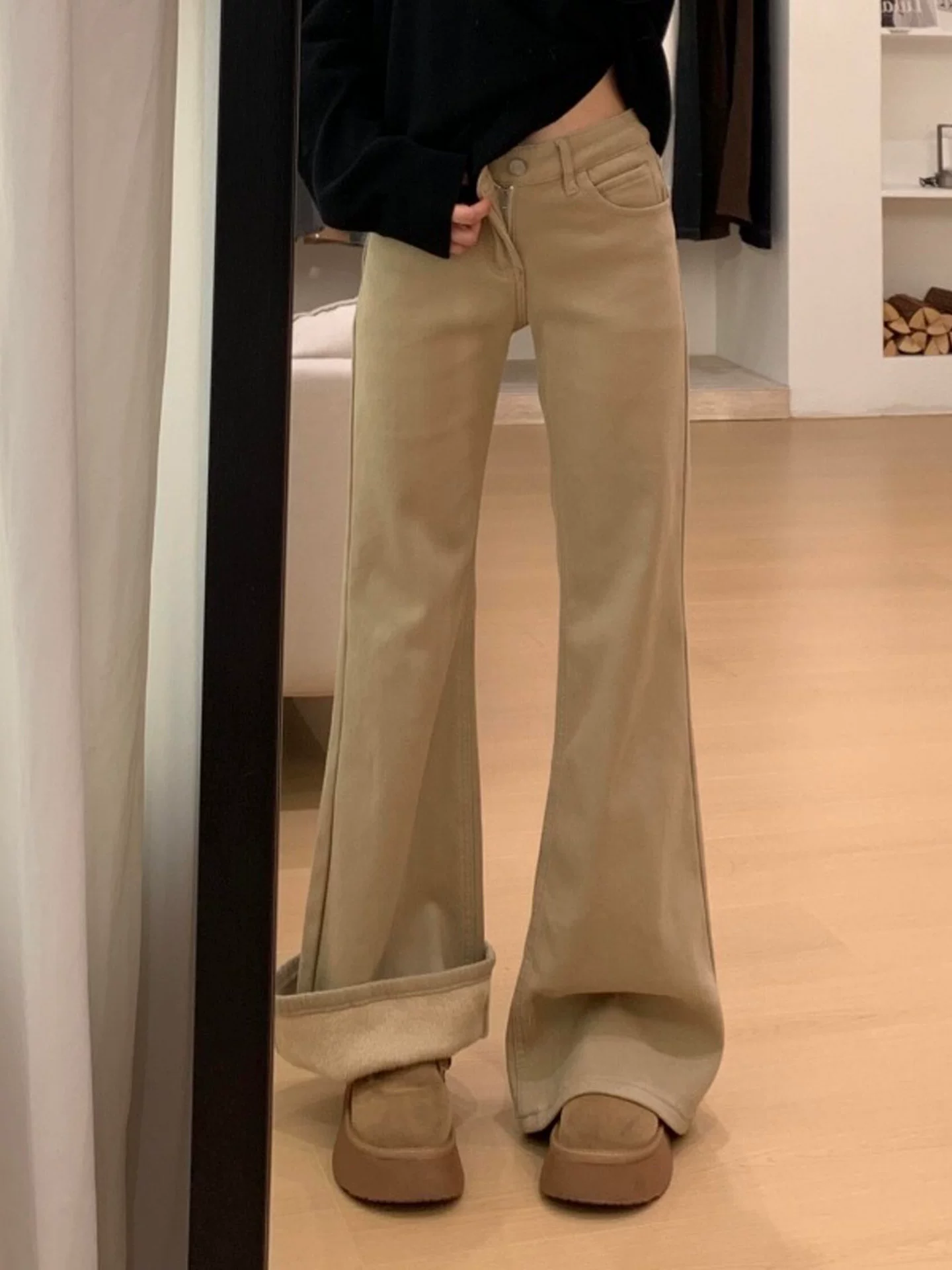 Quần jean kaki ống loe lót lông cừu dày dặn dành cho nữ, mùa đông 2025, size lớn, cạp cao, dáng suôn, che hông, quần ống chuông tôn dáng.