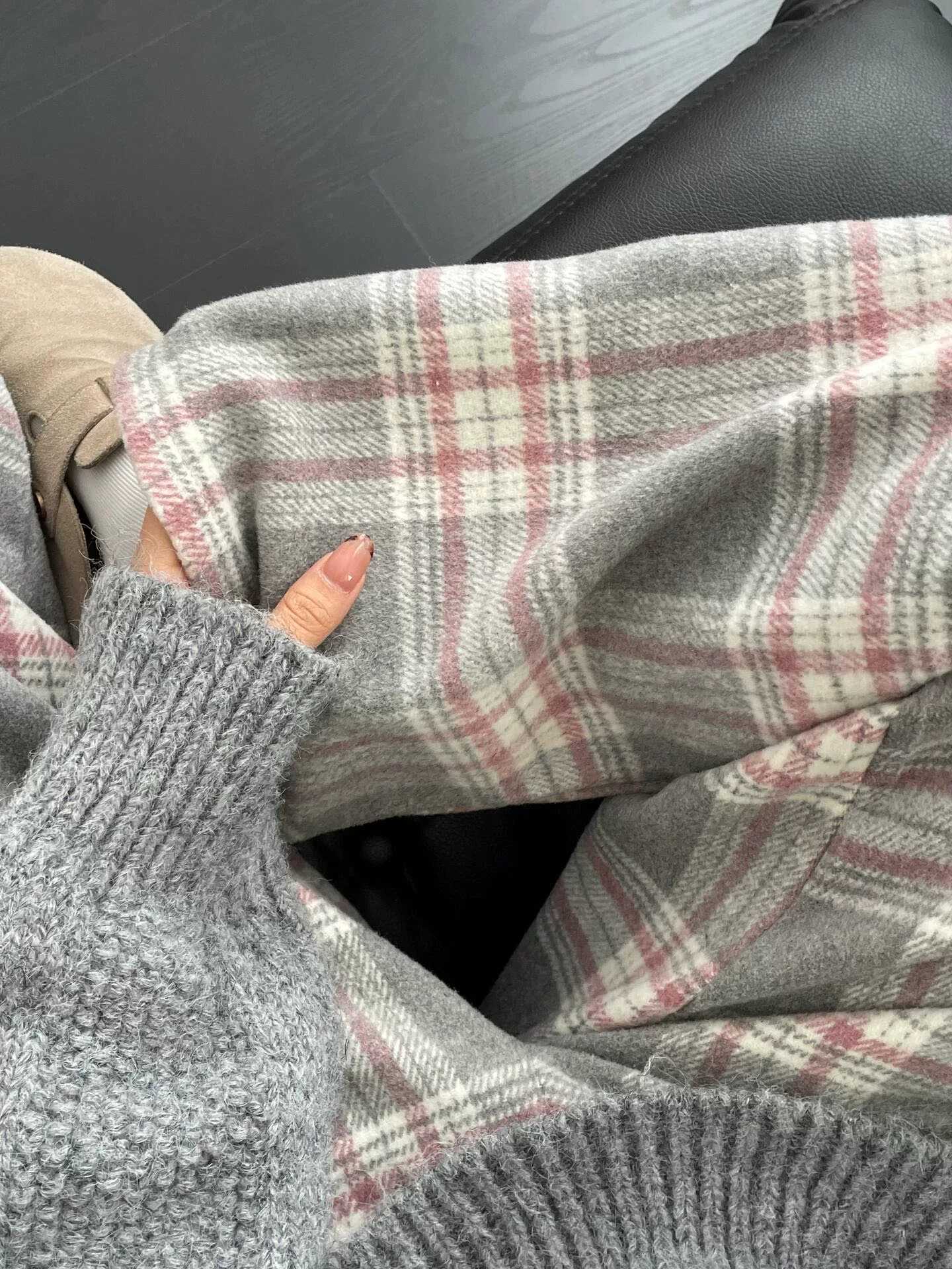 Quần âu nữ kẻ ca rô màu xám và hồng cổ điển, kiểu mới thu đông 2025, size lớn, cạp cao, chất liệu mềm mại, tôn dáng, quần ống rộng.