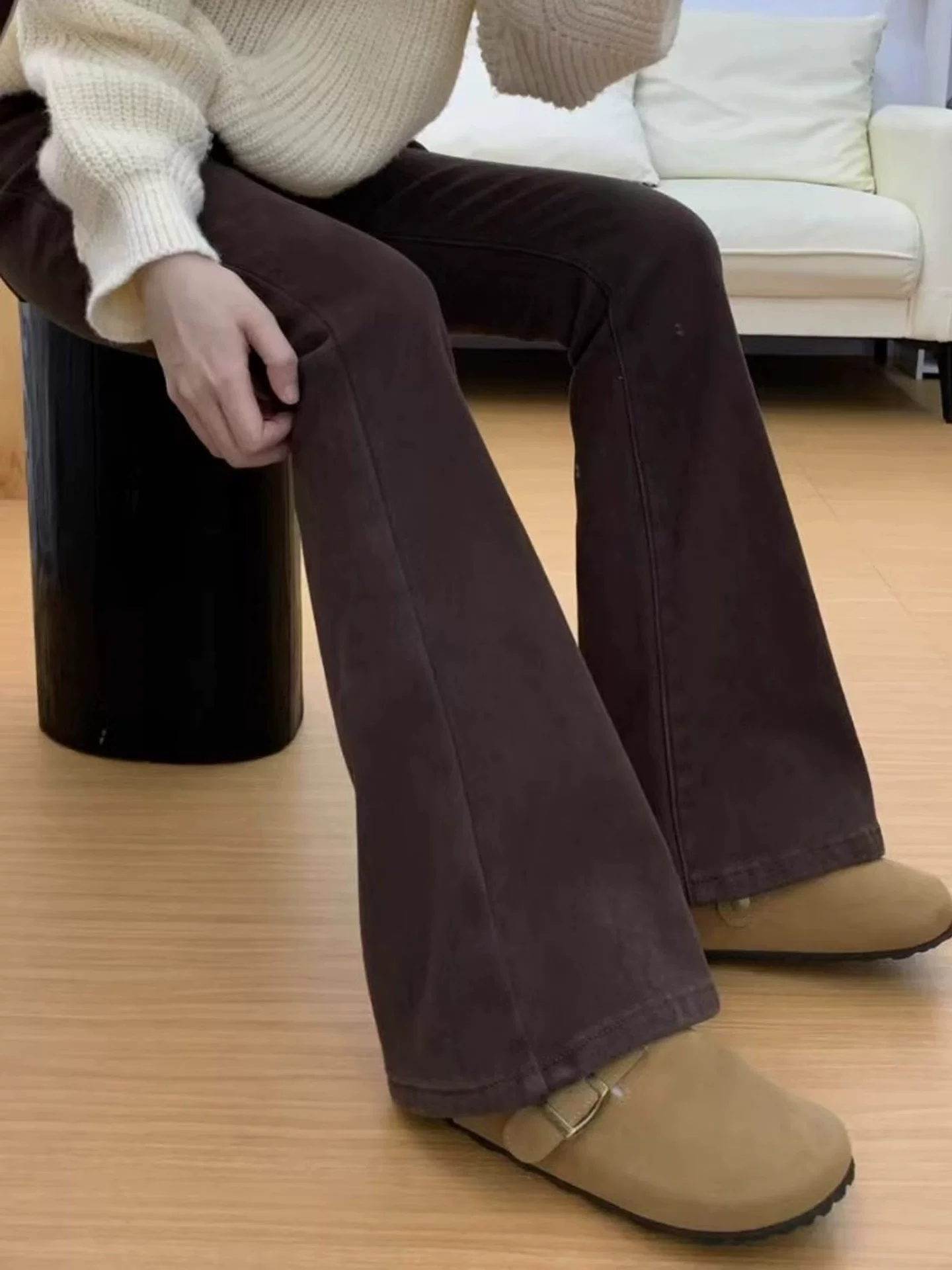 Quần jean ống loe dày dặn lót lông cừu màu cà phê dành cho nữ, cỡ lớn mùa đông, cạp cao, che hông, co giãn, quần ống loe tôn dáng.