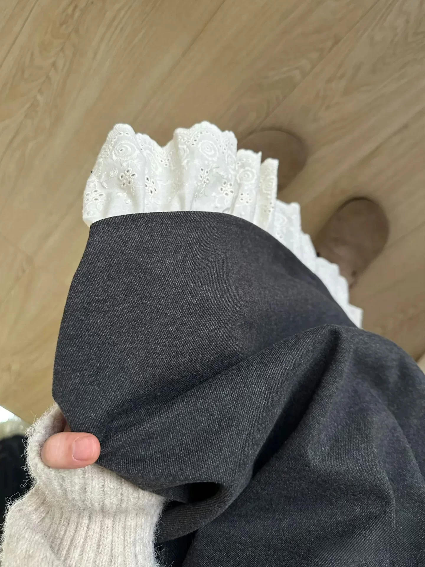 Váy ren phối màu xám dành cho nữ, kiểu mới thu đông 2025, size lớn, cạp cao, tôn dáng, che khuyết điểm, dáng chữ A dài.