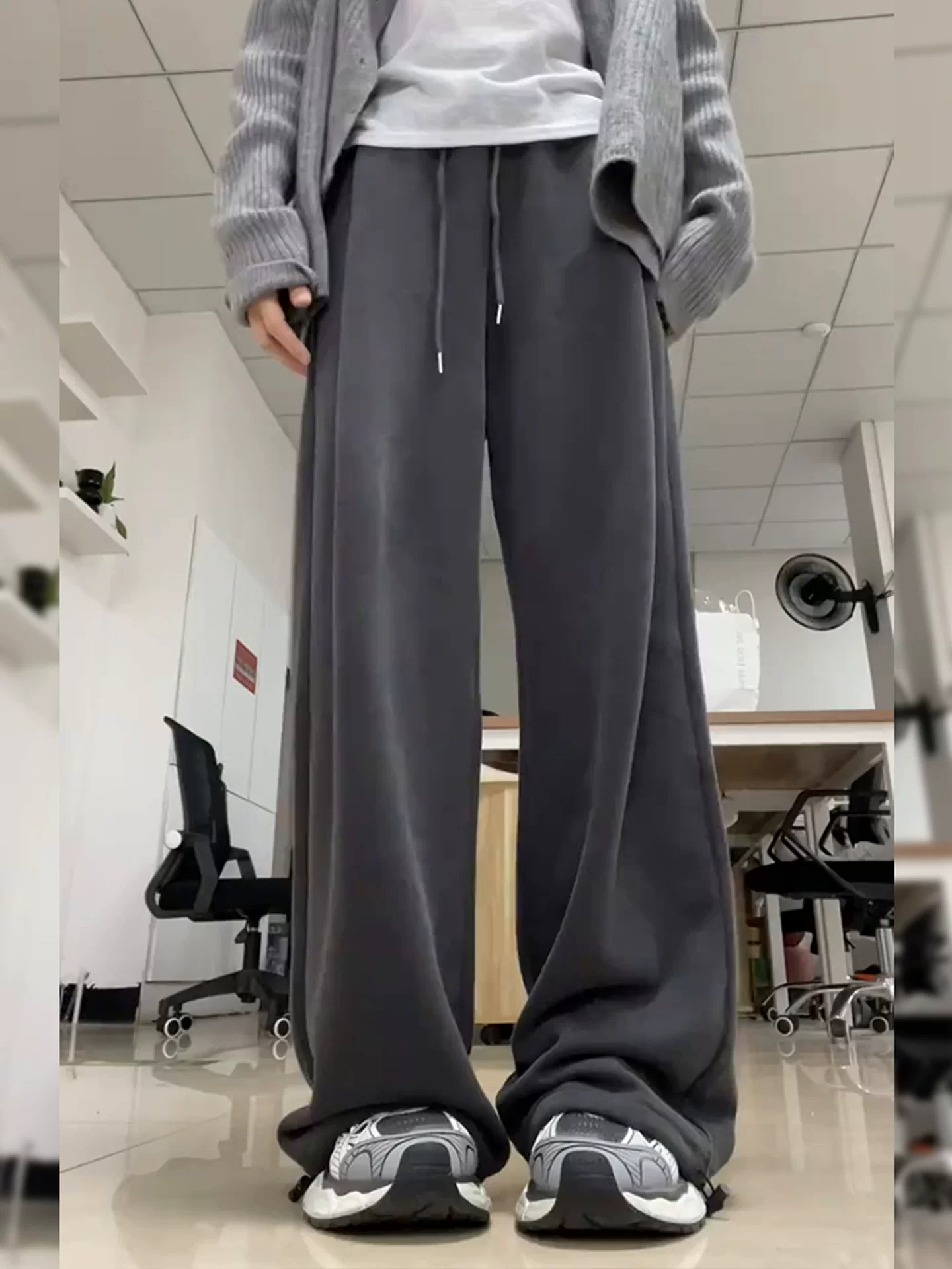 Quần thể thao màu xám đậm dành cho nữ, mùa thu 2025, cỡ lớn, lưng cao, dáng rộng, tôn dáng, dành cho người có thân hình quả lê, quần thường ngày.