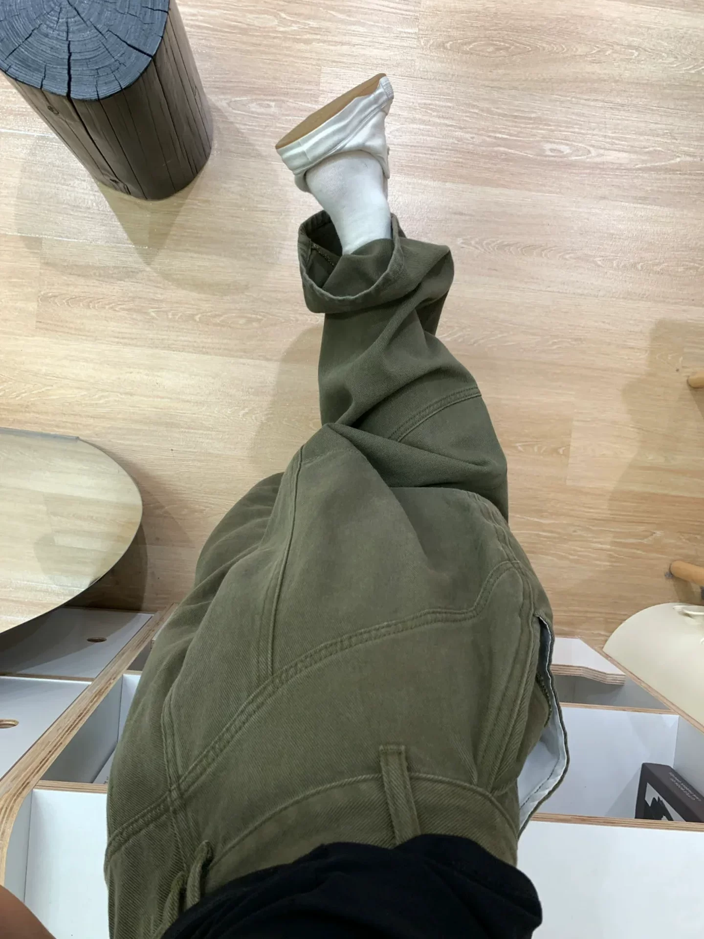 Quần jeans kiểu Mỹ cổ điển dành cho nữ, phong cách thu đông 2025, size lớn, cạp cao, dáng rộng, tôn dáng, quần ống rộng kiểu scimitar.