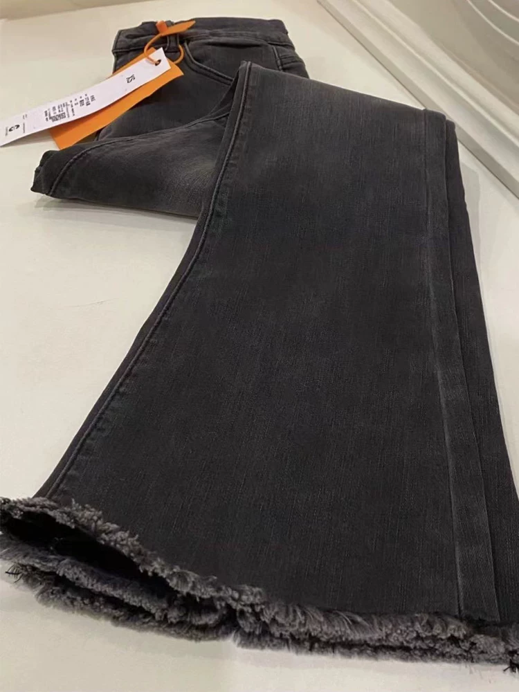 Quần jean xòe viền xù màu đen và xám dành cho nữ, kiểu dáng mùa thu mới, cỡ lớn, lưng cao, che hông, giảm béo, quần ống loe thẳng.