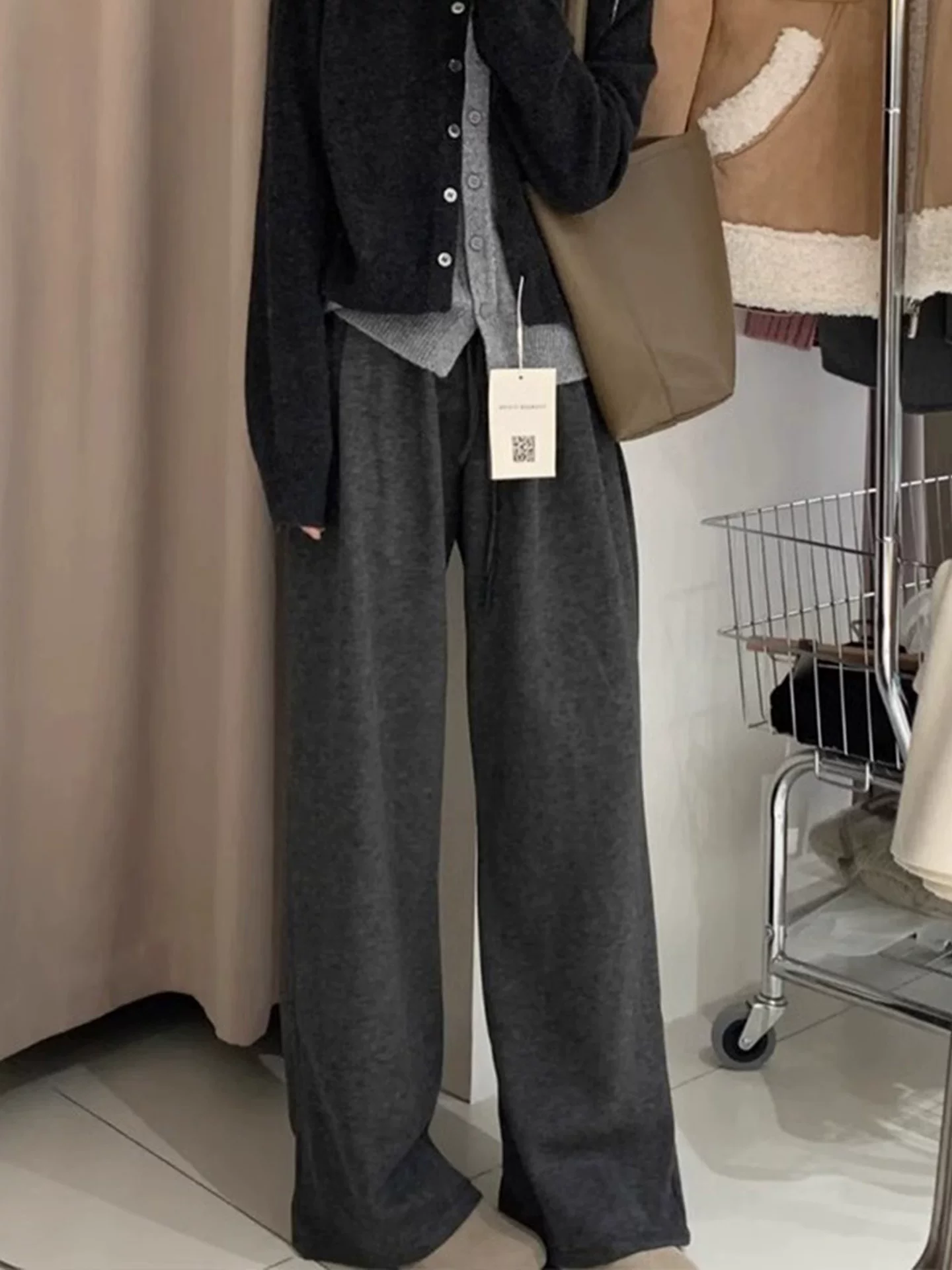 Quần gạo cao cấp màu xám đậm dành cho nữ, kiểu dáng mùa thu mới, cỡ lớn, tôn dáng, mềm mại, phù hợp với dáng người quả lê, quần ống rộng.