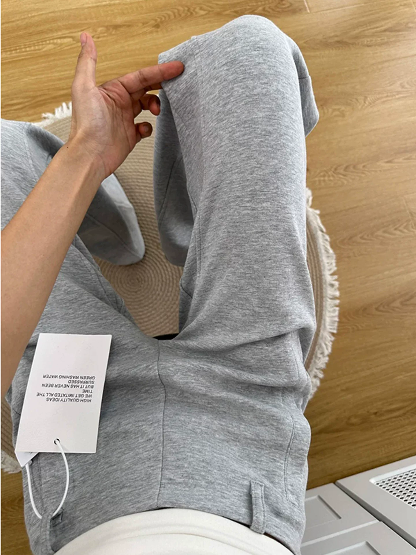 Quần jogger màu xám dáng rộng dành cho nữ, thu đông 2025, size lớn, chất liệu nỉ dày, phong cách thể thao, năng động.