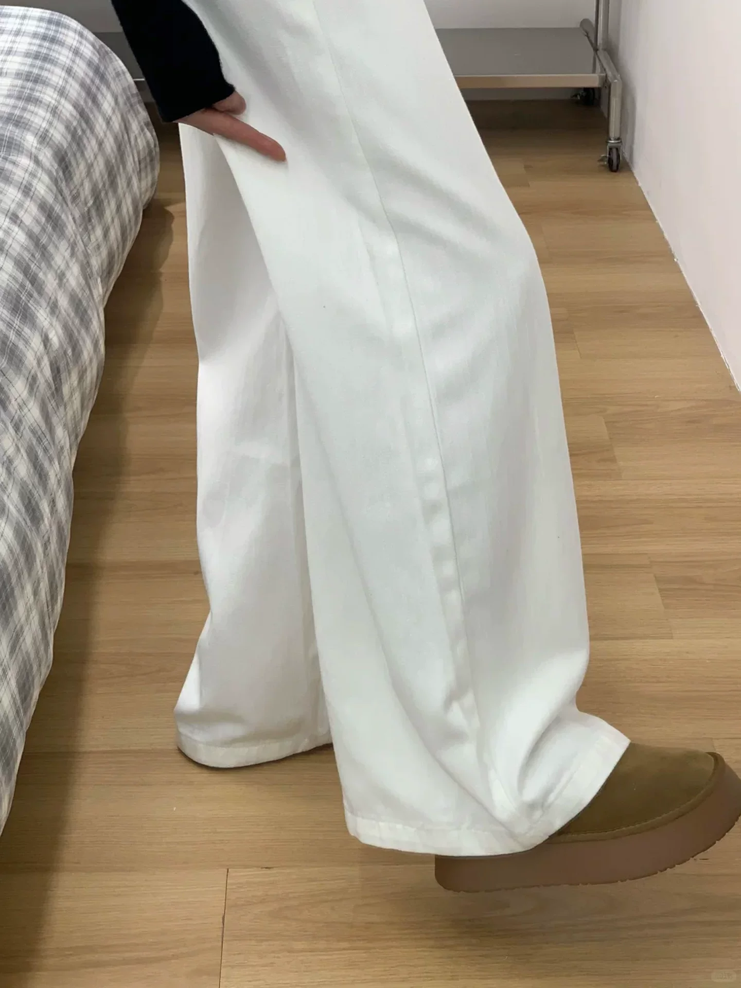 Quần jean trắng ống thẳng dành cho nữ, mặc đầu thu, cỡ lớn, lưng cao, dáng rộng, mềm mại, tôn dáng, quần ống rộng dáng chữ A dài chạm sàn.