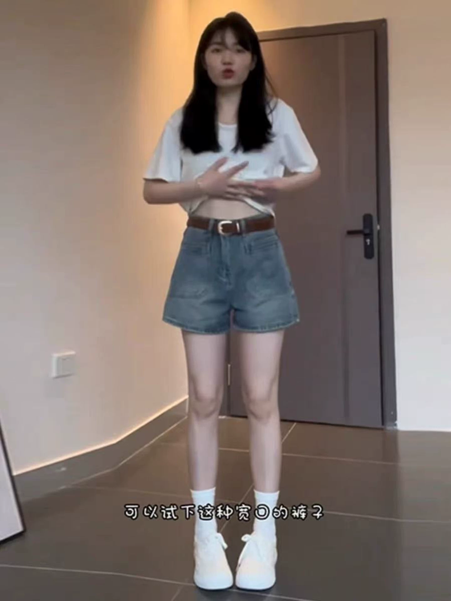 Quần short denim cạp cao màu xanh cổ điển dành cho nữ, size lớn mùa hè, tôn dáng cho người nhỏ nhắn, quần ống rộng chữ A che hông.