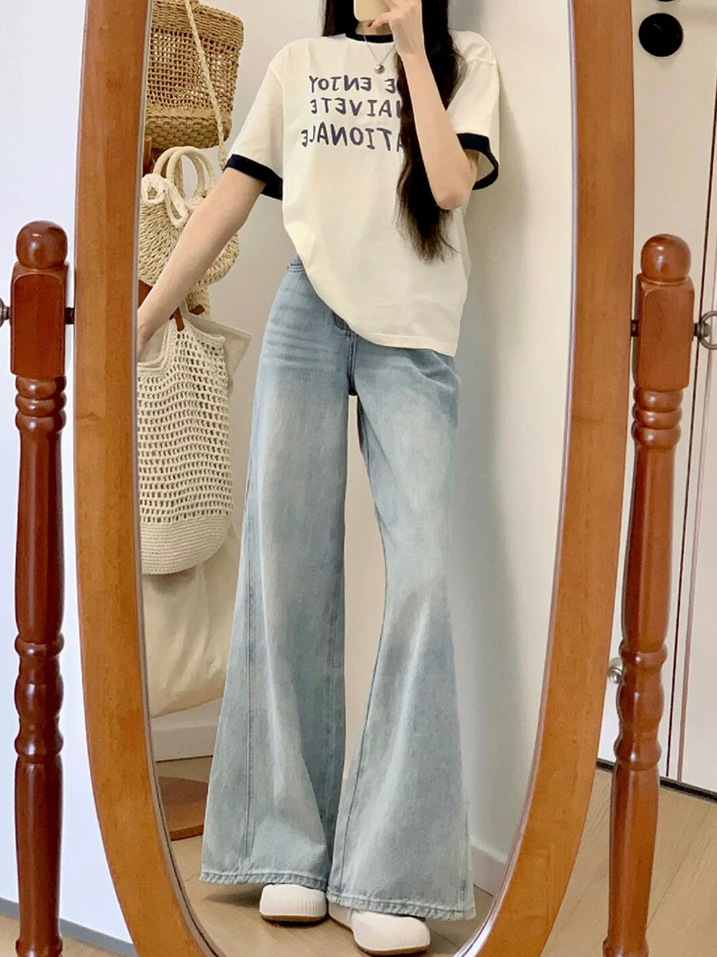 Quần jean ống loe lưng cao màu xanh nhạt dành cho nữ, phong cách đầu thu, cỡ lớn, dáng rộng, tôn dáng, mềm mại, không bó sát ở chân, quần ống chuông.