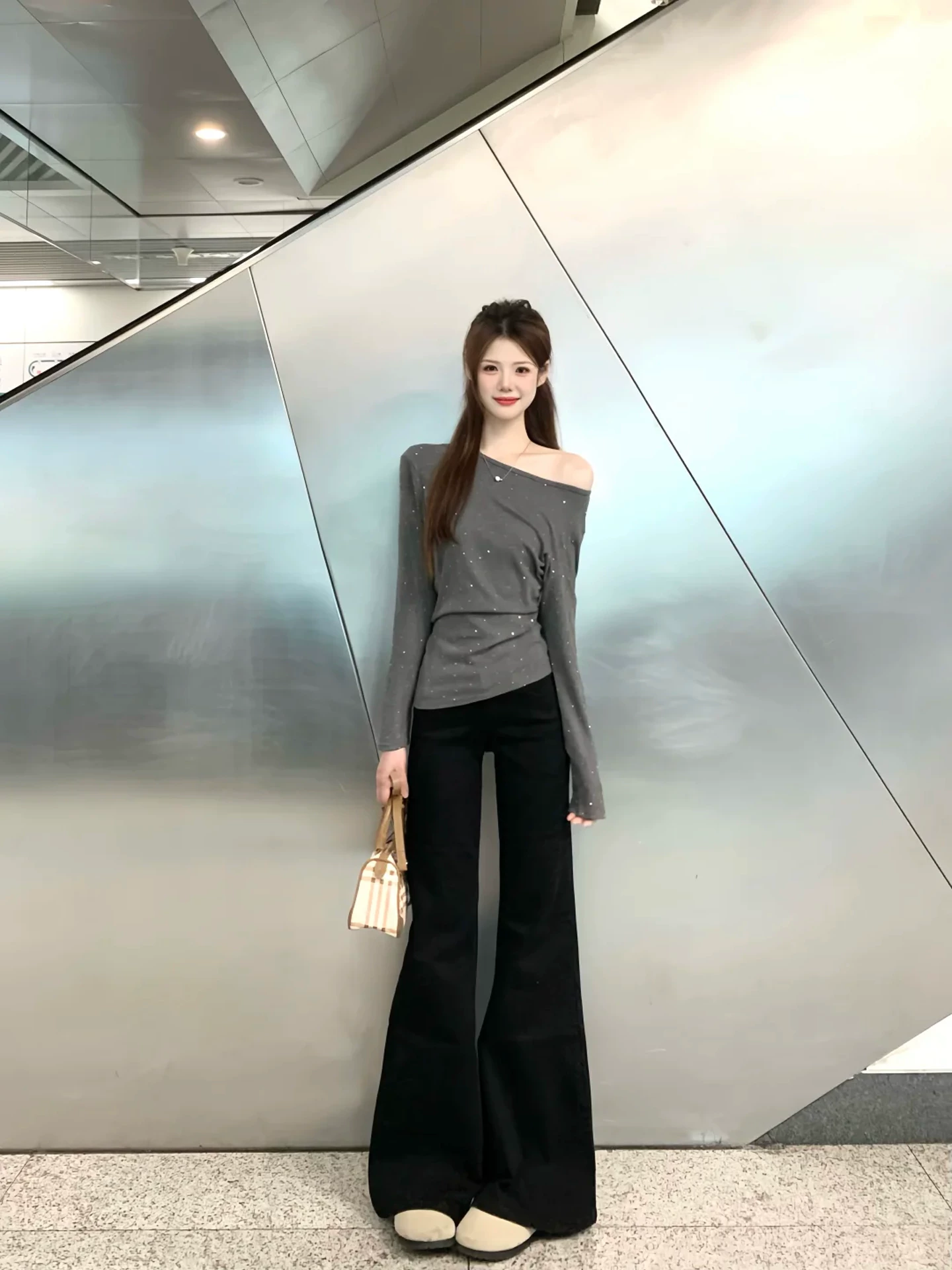 Quần jean đen loe dành cho nữ, kiểu dáng mùa thu mới, cỡ lớn, lưng cao, co giãn, thon gọn, dáng quả lê, quần ống chuông