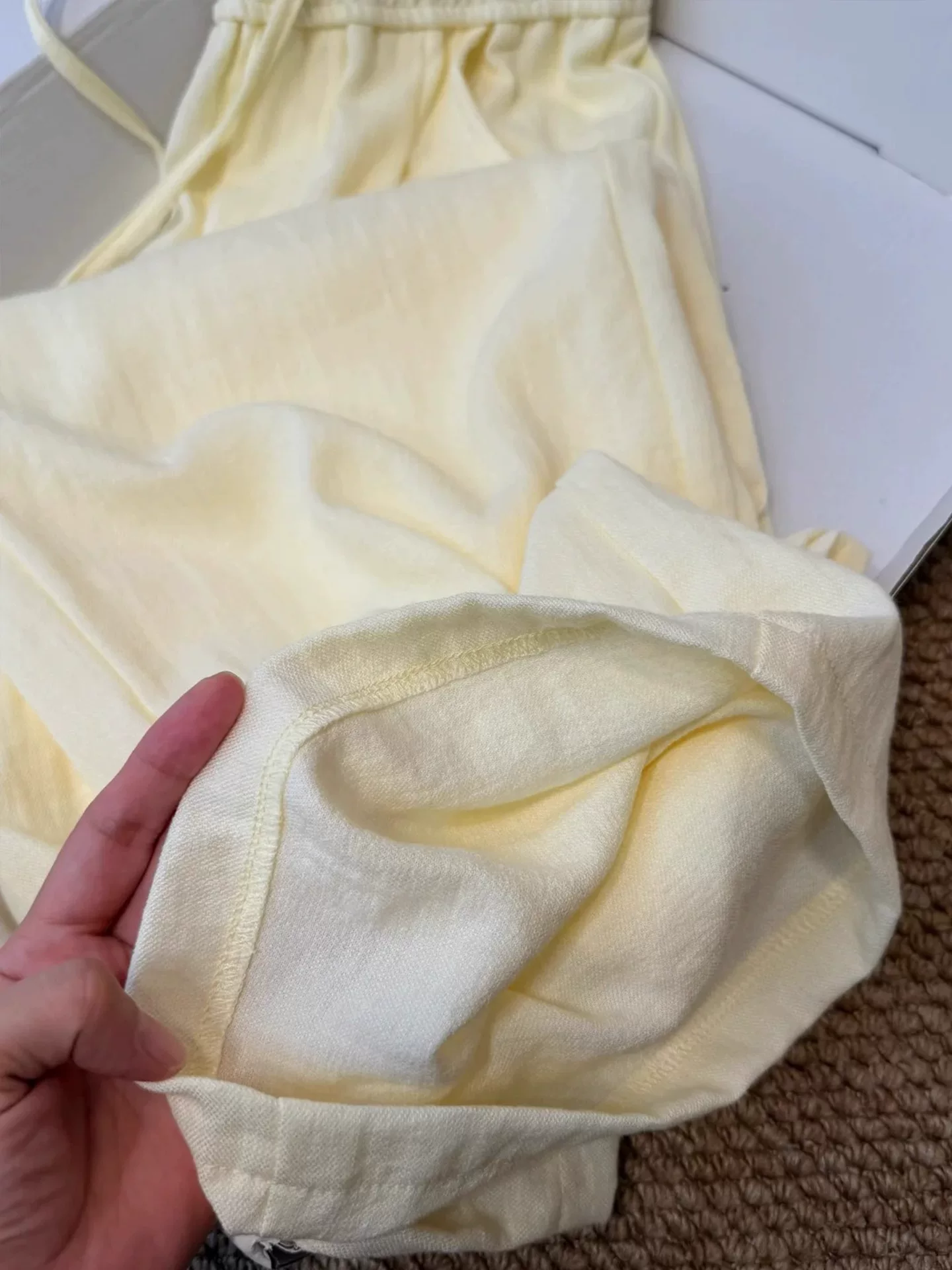 Quần vải lanh màu vàng dành cho nữ, kiểu dáng mỏng mùa hè, cỡ lớn, lưng cao, dáng suôn, tôn dáng, phong cách lười biếng, quần ống rộng bằng vải lụa mát mẻ.