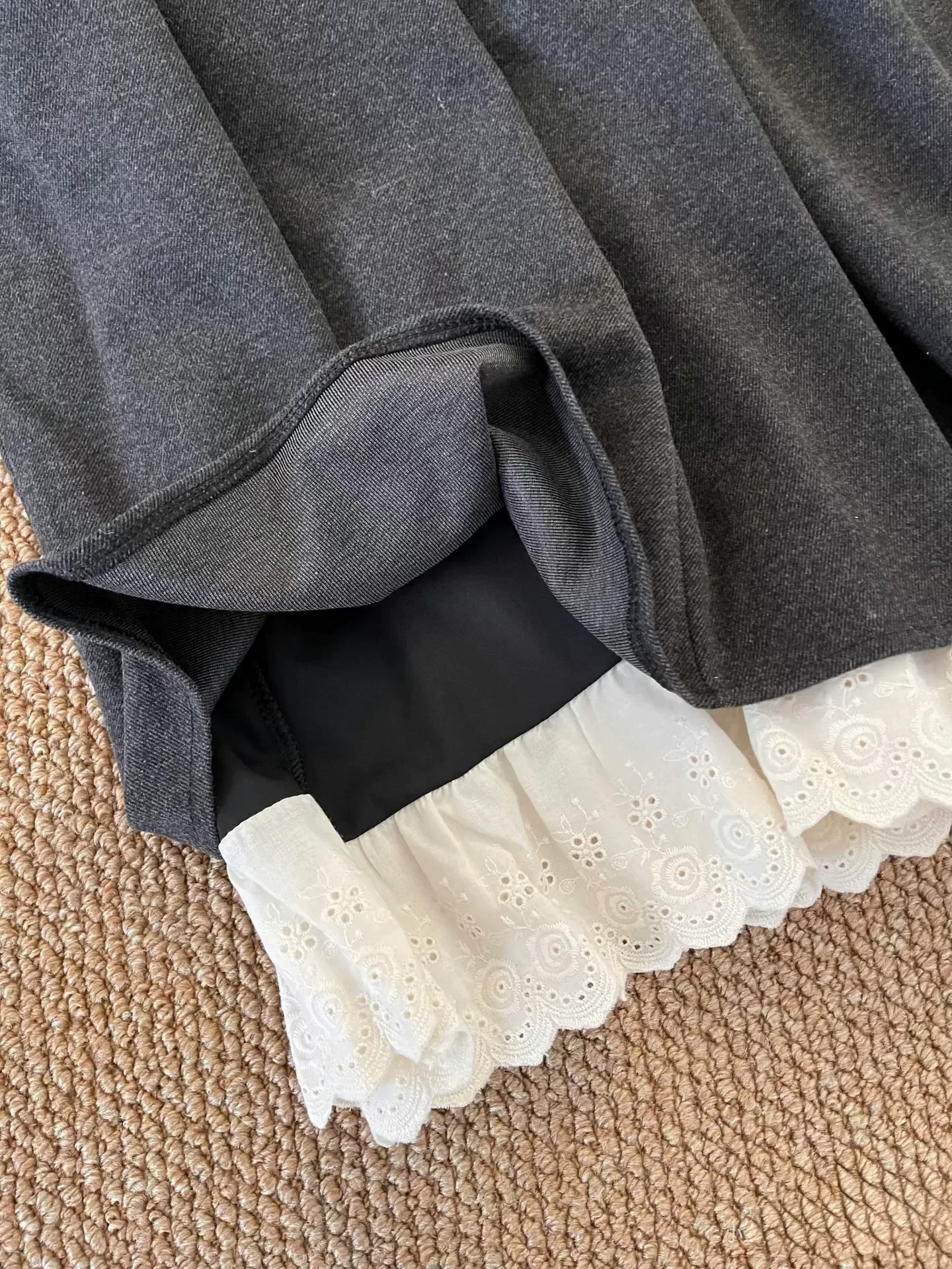 Váy ren phối màu xám dành cho nữ, kiểu mới thu đông 2025, size lớn, cạp cao, tôn dáng, che khuyết điểm, dáng chữ A dài.