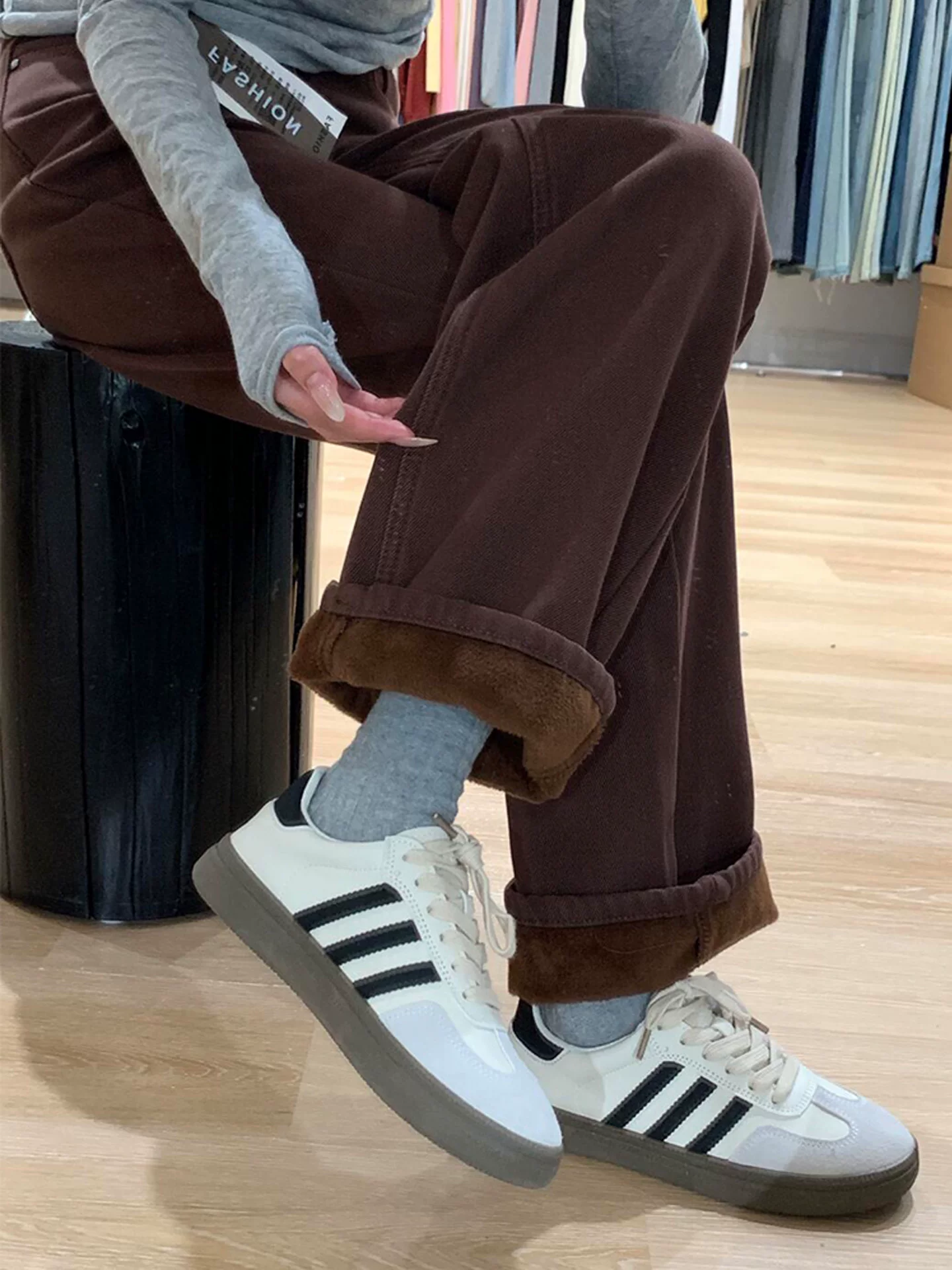 Quần ống đứng lưng cao màu cà phê Melard dành cho nữ, lót lông cừu và dày dặn, cỡ lớn, lưng cao, che hông, quần jean ống rộng giúp thon gọn.