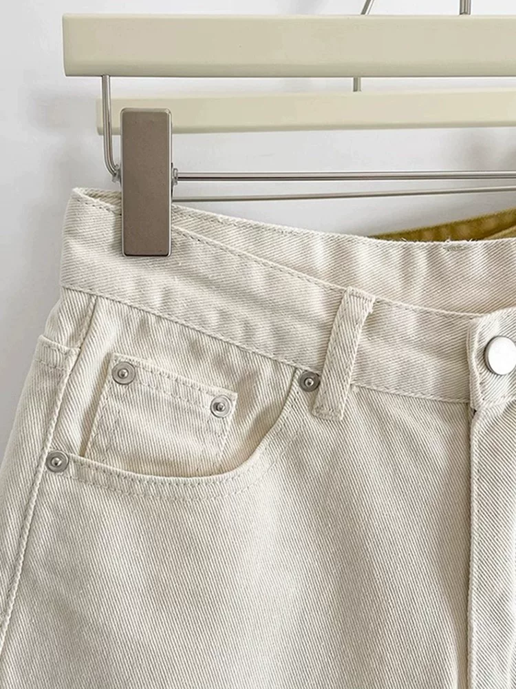 Thân hình quả lê, quần short denim màu trắng nhạt dành cho nữ, mùa hè, cỡ lớn, lưng cao, dáng rộng, dáng thon gọn, quần ống rộng, quần short dài vừa phải.