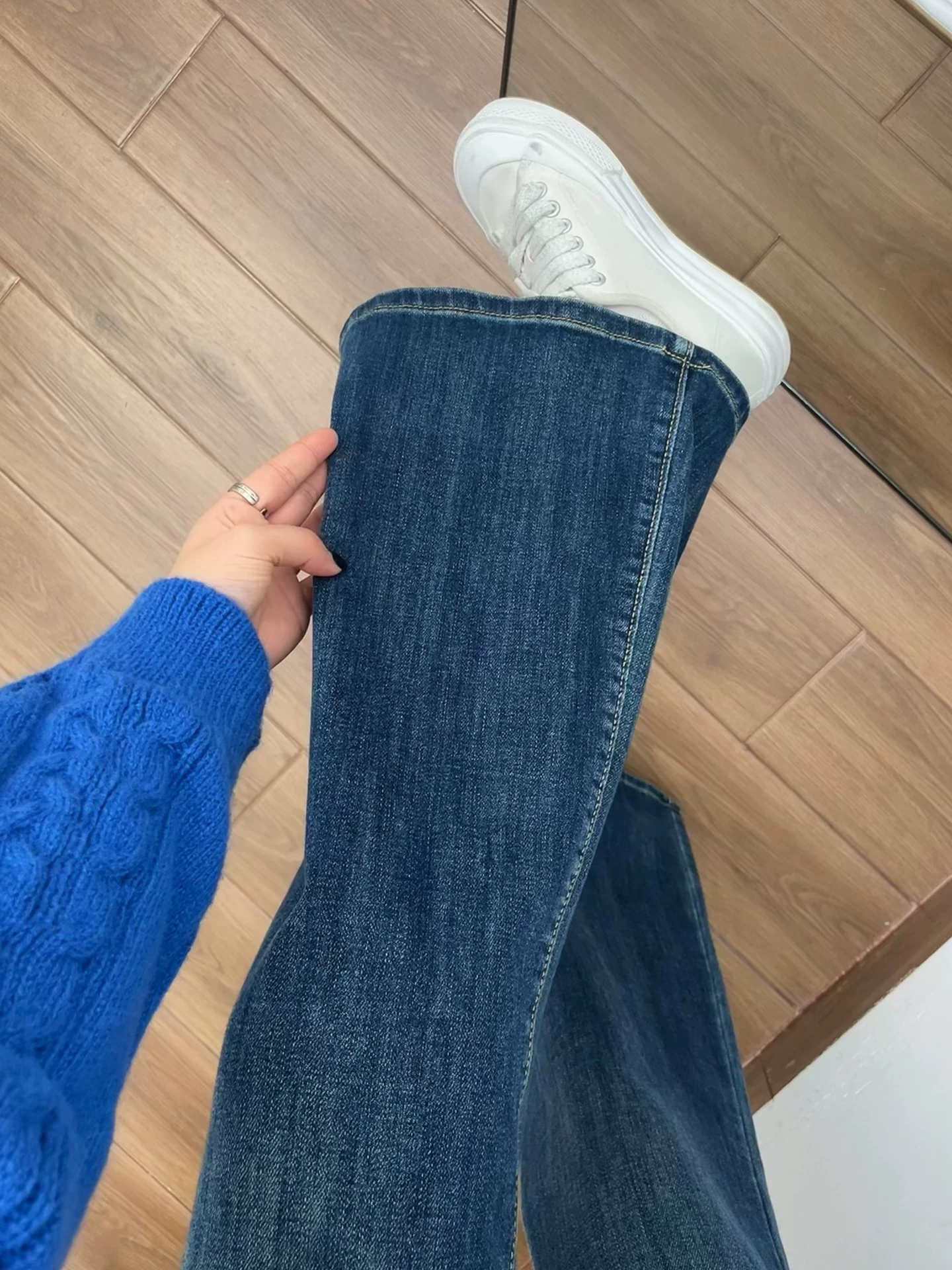 Quần jean ống loe dày lót lông màu xanh đậm dành cho nữ, mùa thu đông, cỡ lớn, lưng cao, dáng suôn, che hông, quần ống chuông giúp thon gọn.