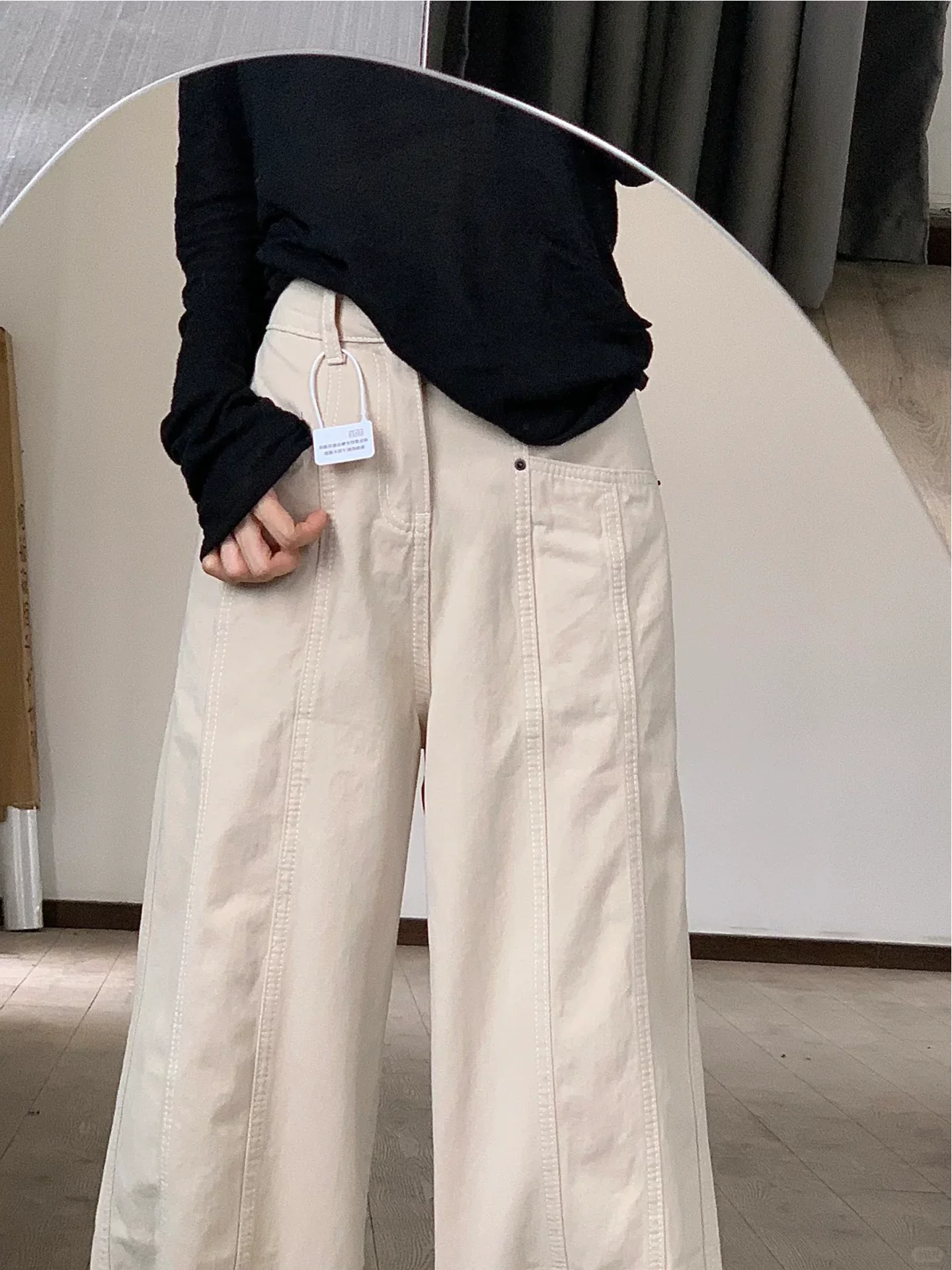 Quần jeans nữ ống rộng lưng cao, kiểu dáng xuông rộng, chất liệu mềm mại, tôn dáng cho người có thân hình quả lê, size lớn mùa thu.