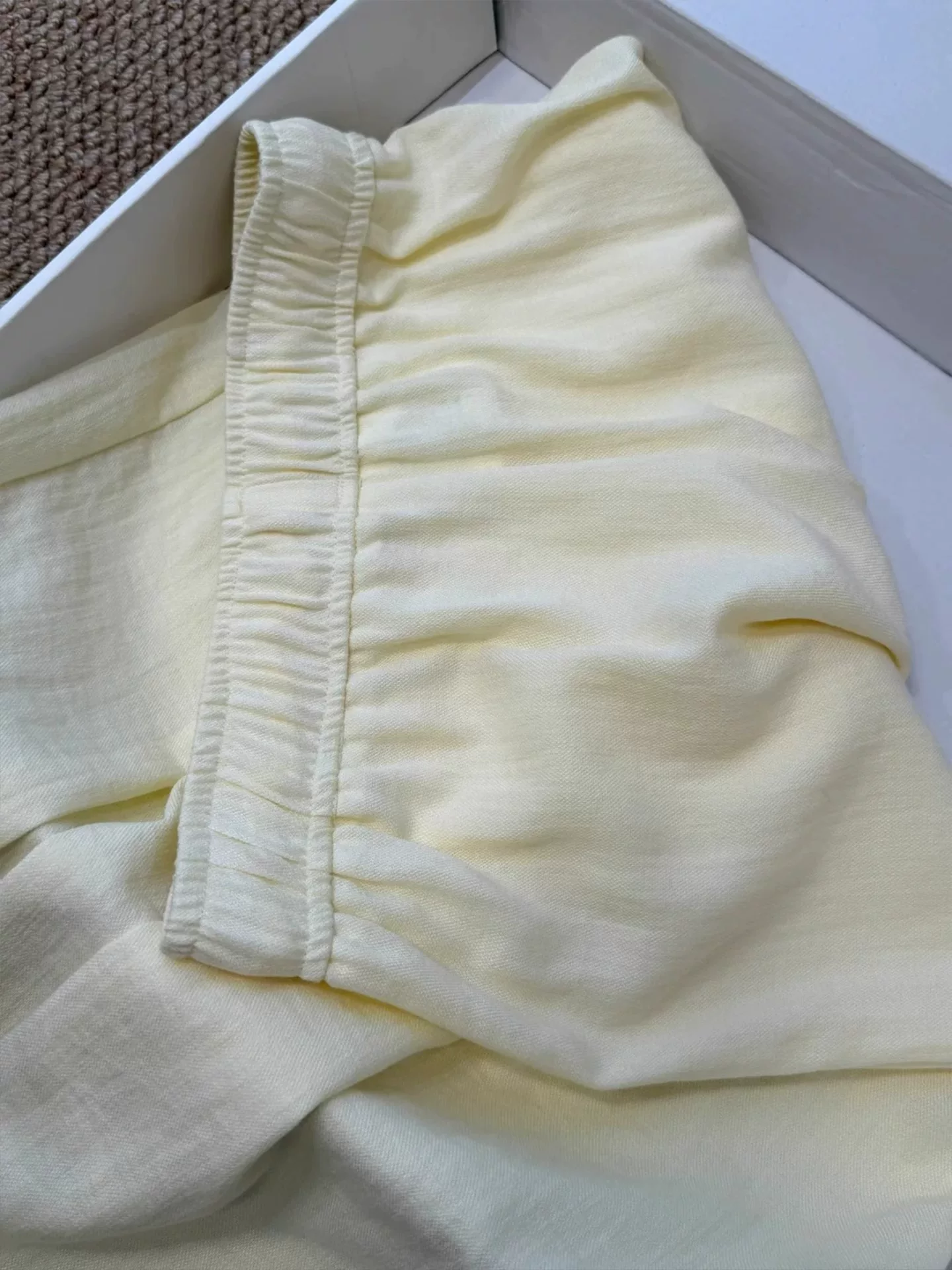 Quần vải lanh màu vàng dành cho nữ, kiểu dáng mỏng mùa hè, cỡ lớn, lưng cao, dáng suôn, tôn dáng, phong cách lười biếng, quần ống rộng bằng vải lụa mát mẻ.