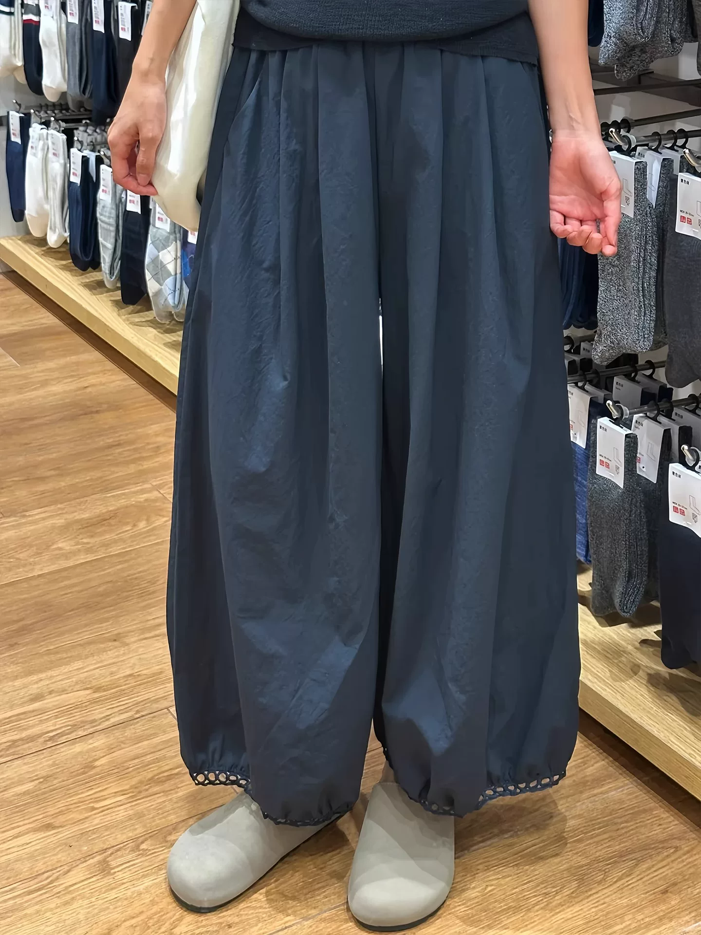 Quần âu ngắn màu xanh hải quân dành cho nữ, cỡ lớn mùa hè, cạp cao, dáng rộng, quần đèn lồng thon gọn, quần ống rộng phong cách lười biếng.