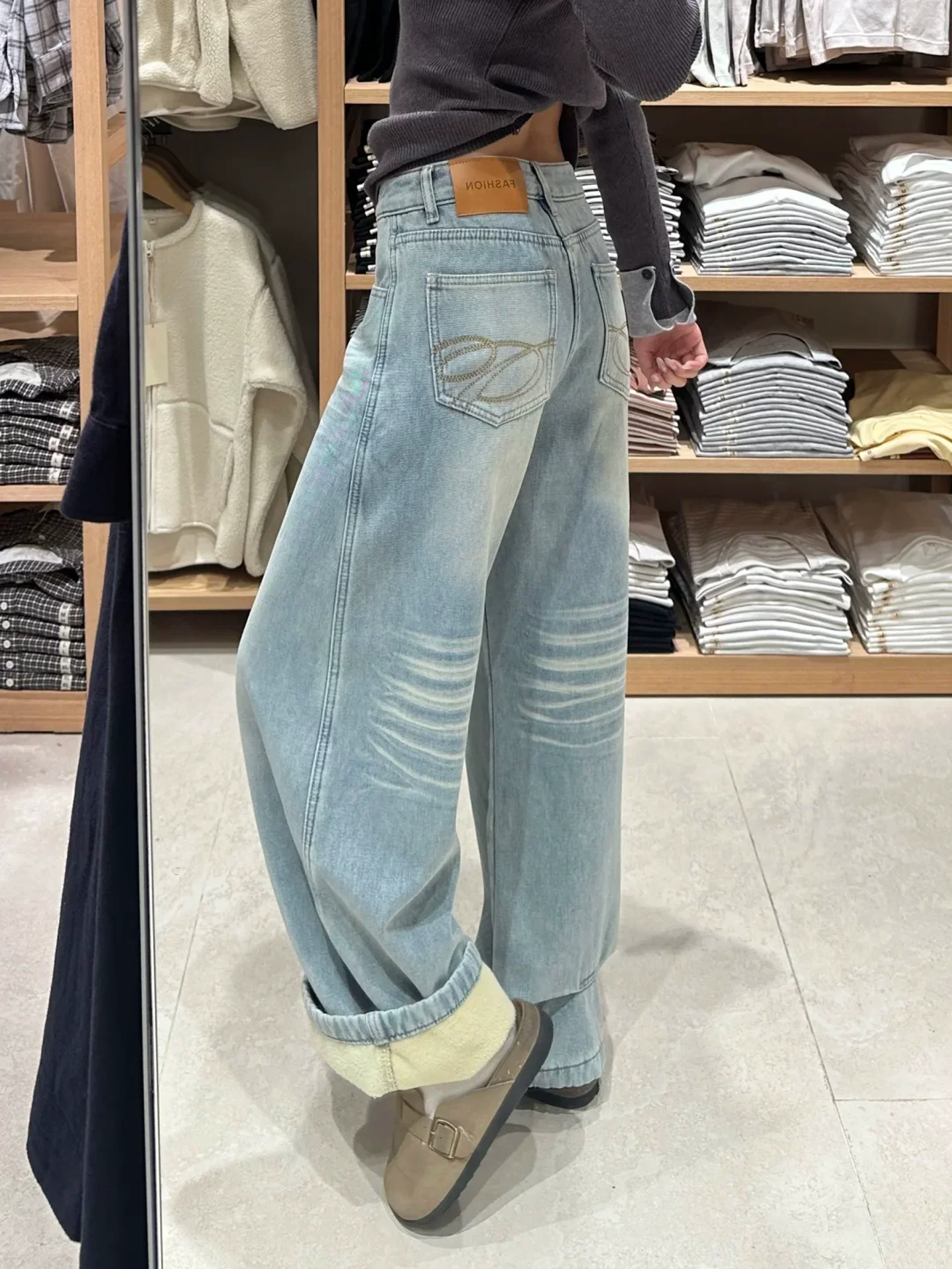 Quần jean ống cong dày lót lông cừu màu xanh nhạt dành cho nữ, mùa thu đông, cỡ lớn, lưng cao, dáng rộng, che hông, quần ống rộng giúp giảm béo.