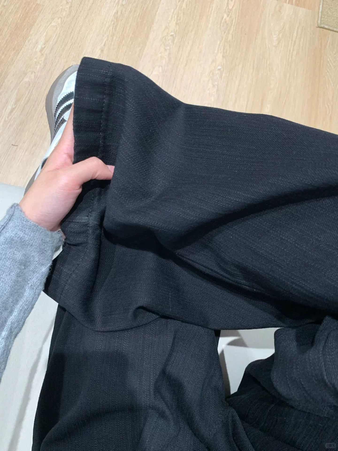 Quần jean đen cạp cao ống thẳng dành cho nữ, kiểu dáng thu mới, size lớn, quần ống rộng rộng rãi và mềm mại.