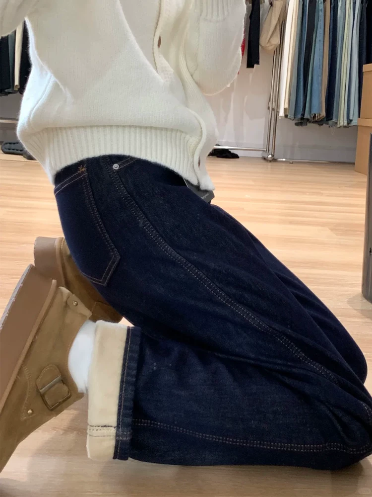 Quần jean ống thẳng dày lót lông màu xanh đậm dành cho nữ, kiểu dáng thu đông mới, cỡ lớn, cạp cao, che hông, quần ống rộng giúp thon gọn.