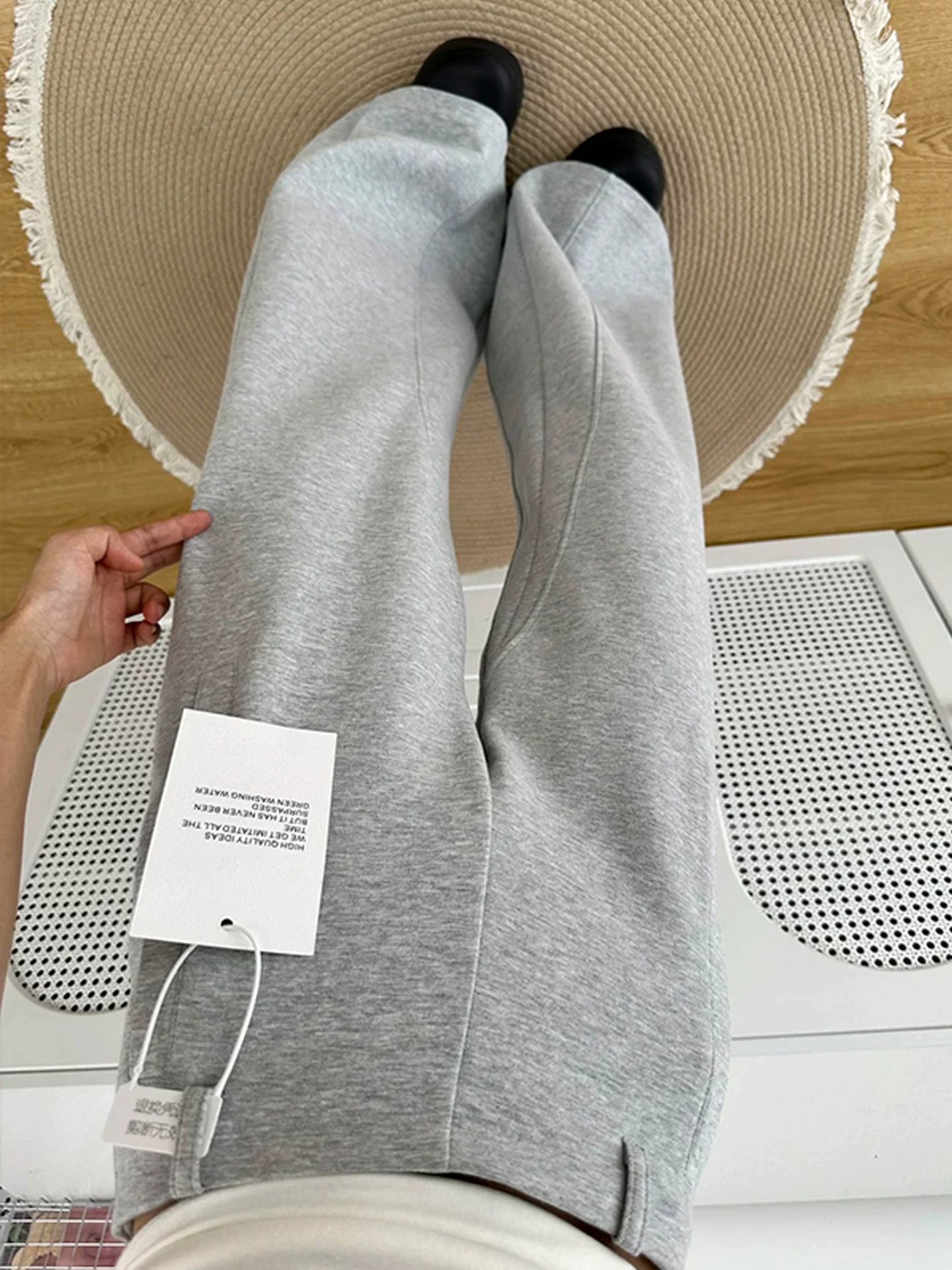 Quần jogger màu xám dáng rộng dành cho nữ, thu đông 2025, size lớn, chất liệu nỉ dày, phong cách thể thao, năng động.