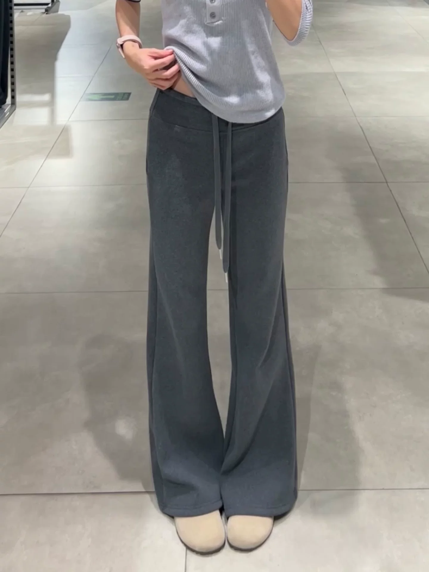 Quần ống loe màu xám đậm dành cho nữ, mùa thu đông, cỡ lớn, lót lông cừu, dày dặn, cạp cao, dáng suôn, tôn dáng, quần ống rộng.