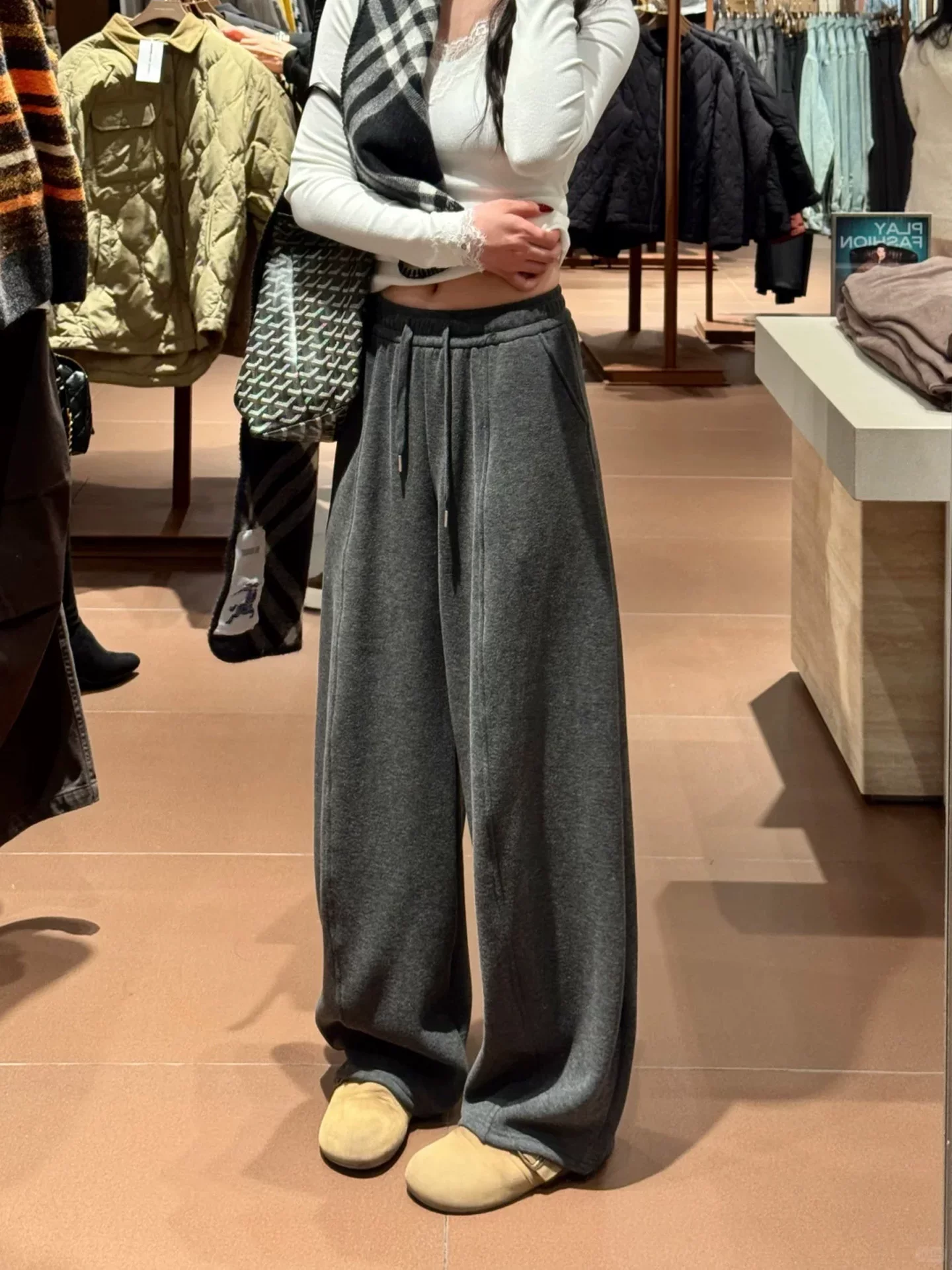 Quần len kiểu dáng lười dành cho nữ, mùa thu đông, lót lông cừu, dày dặn, cỡ lớn, lưng cao, dáng suôn, tôn dáng, quần ống rộng hình lưỡi kiếm.