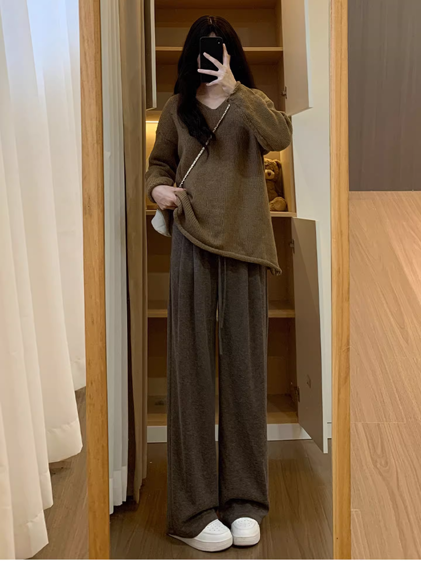 Quần dài bằng vải gạo nếp màu nâu dành cho nữ, thu đông 2025, size lớn, cạp cao, dáng rộng, chất liệu mềm mại, kiểu dáng suông, phong cách thoải mái, lót lông cừu, ống rộng