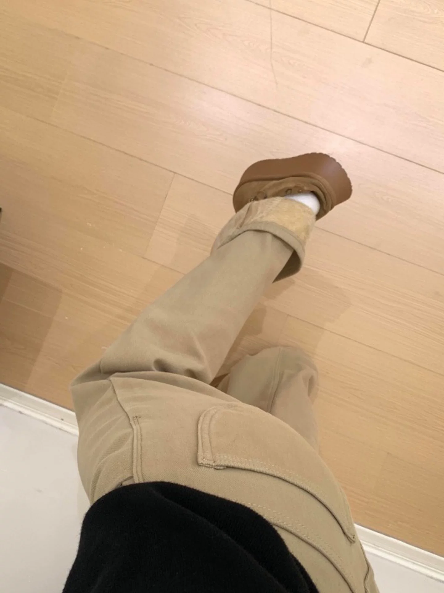 Quần jean kaki ống loe lót lông cừu dày dặn dành cho nữ, mùa đông 2025, size lớn, cạp cao, dáng suôn, che hông, quần ống chuông tôn dáng.