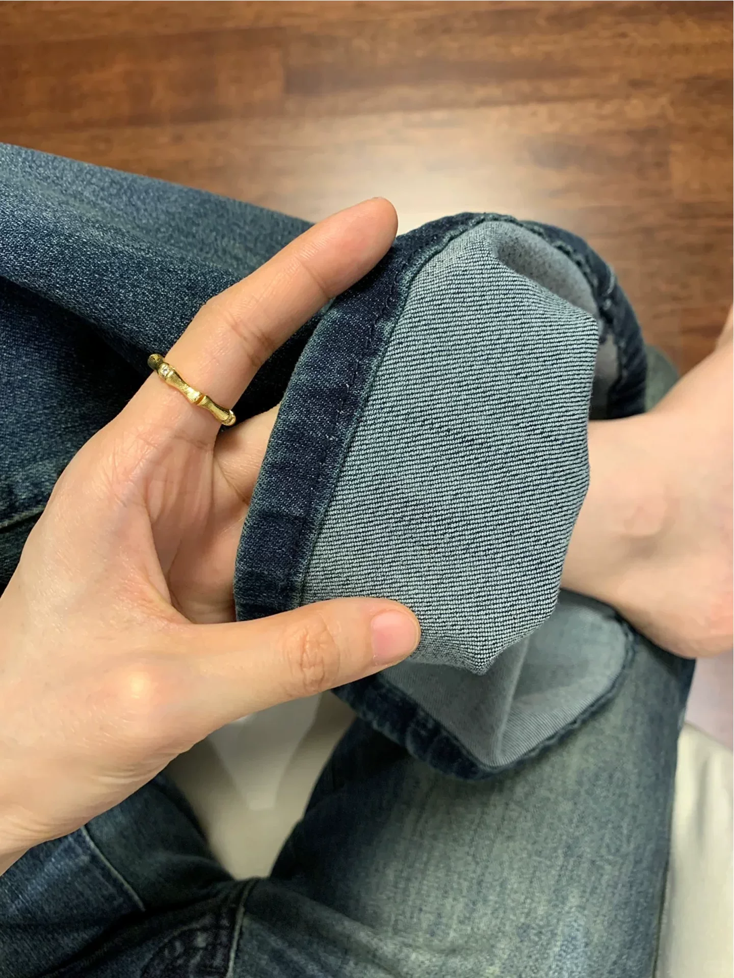 Quần jean lưng cao, không bó sát, hơi loe, thu đông 2025, lót lông cừu, cỡ lớn, rộng rãi, tôn dáng, quần ống rộng chuông.