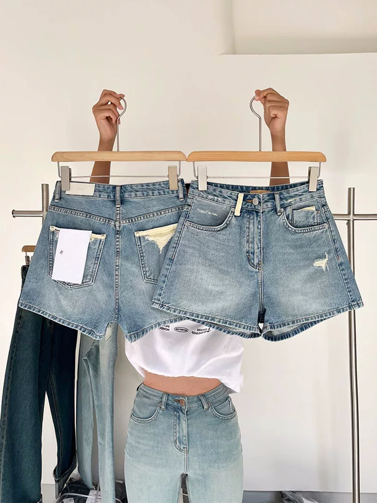Quần short denim rách màu xanh nhạt dành cho nữ, kiểu dáng mỏng mùa hè, cỡ lớn, lưng cao, dáng rộng, quần ống rộng chữ A tôn dáng.
