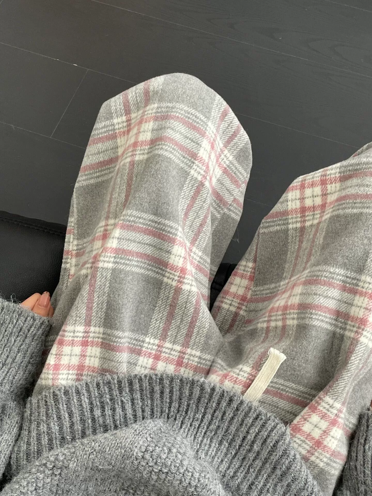 Quần âu nữ kẻ ca rô màu xám và hồng cổ điển, kiểu mới thu đông 2025, size lớn, cạp cao, chất liệu mềm mại, tôn dáng, quần ống rộng.