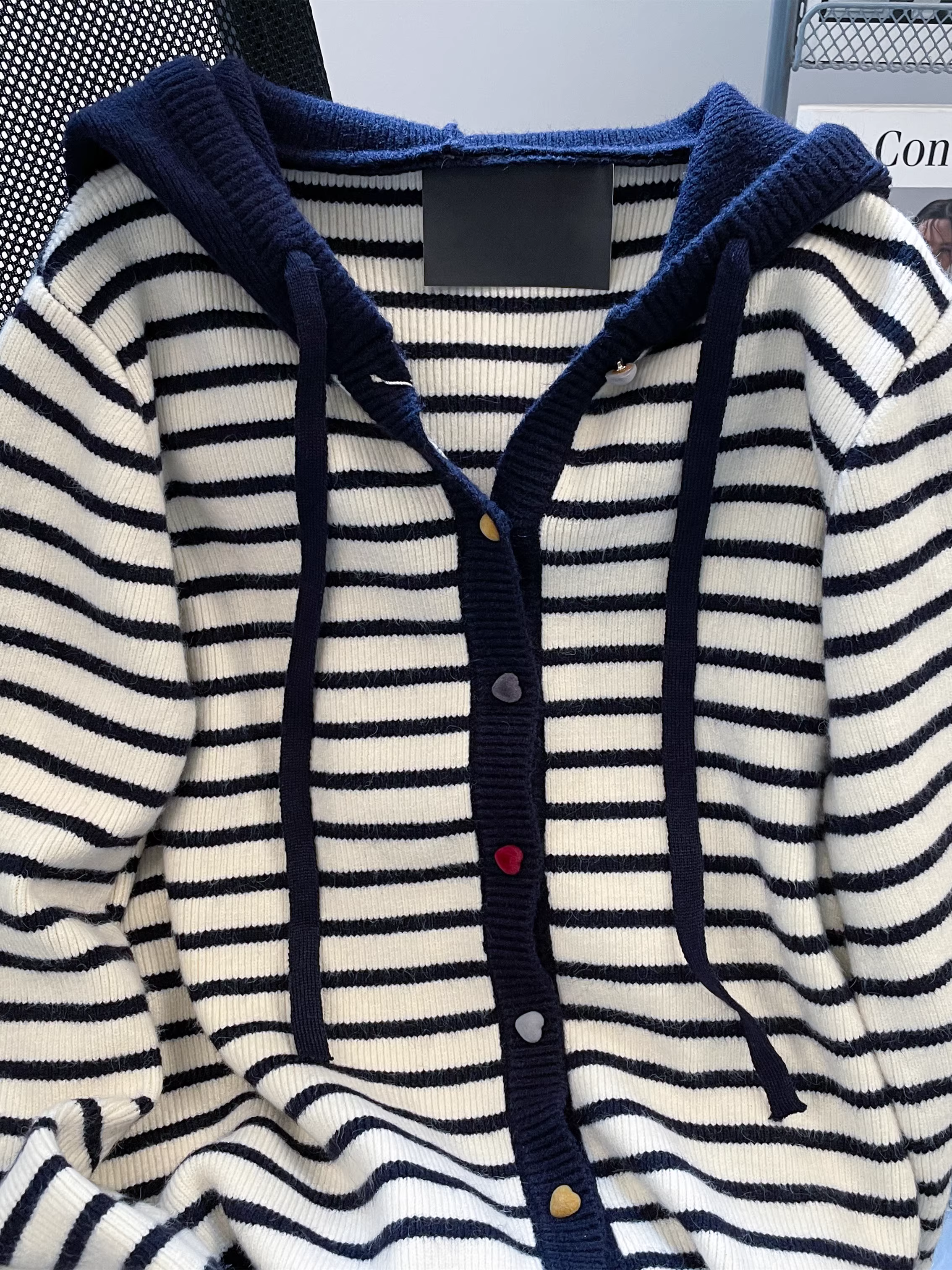 Áo khoác len sọc có mũ, thiết kế độc đáo dành cho nữ, kiểu dáng mới xuân thu đông 2025, kiểu dáng rộng rãi và thoải mái.