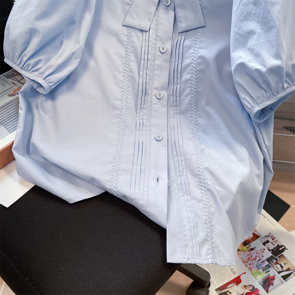 Áo sơ mi cổ búp bê màu xanh dành cho nữ, thiết kế độc đáo, kiểu dáng mùa hè mới 2025, tay phồng ngắn, dáng regular, size nhỏ.