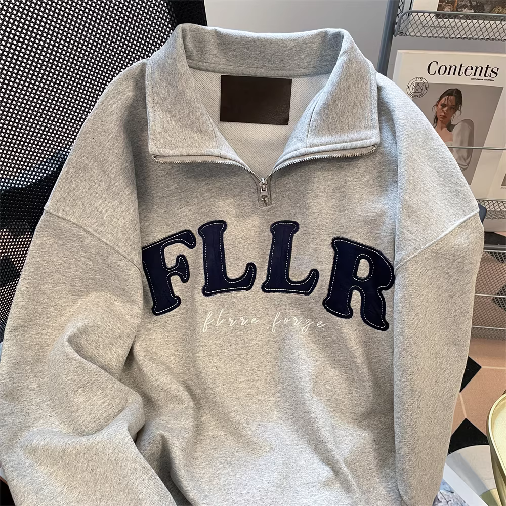 Áo len cổ đứng thêu chữ màu xám kiểu Mỹ dành cho nữ, áo khoác nửa khóa kéo phong cách cổ điển mùa thu sang trọng kiểu Hồng Kông